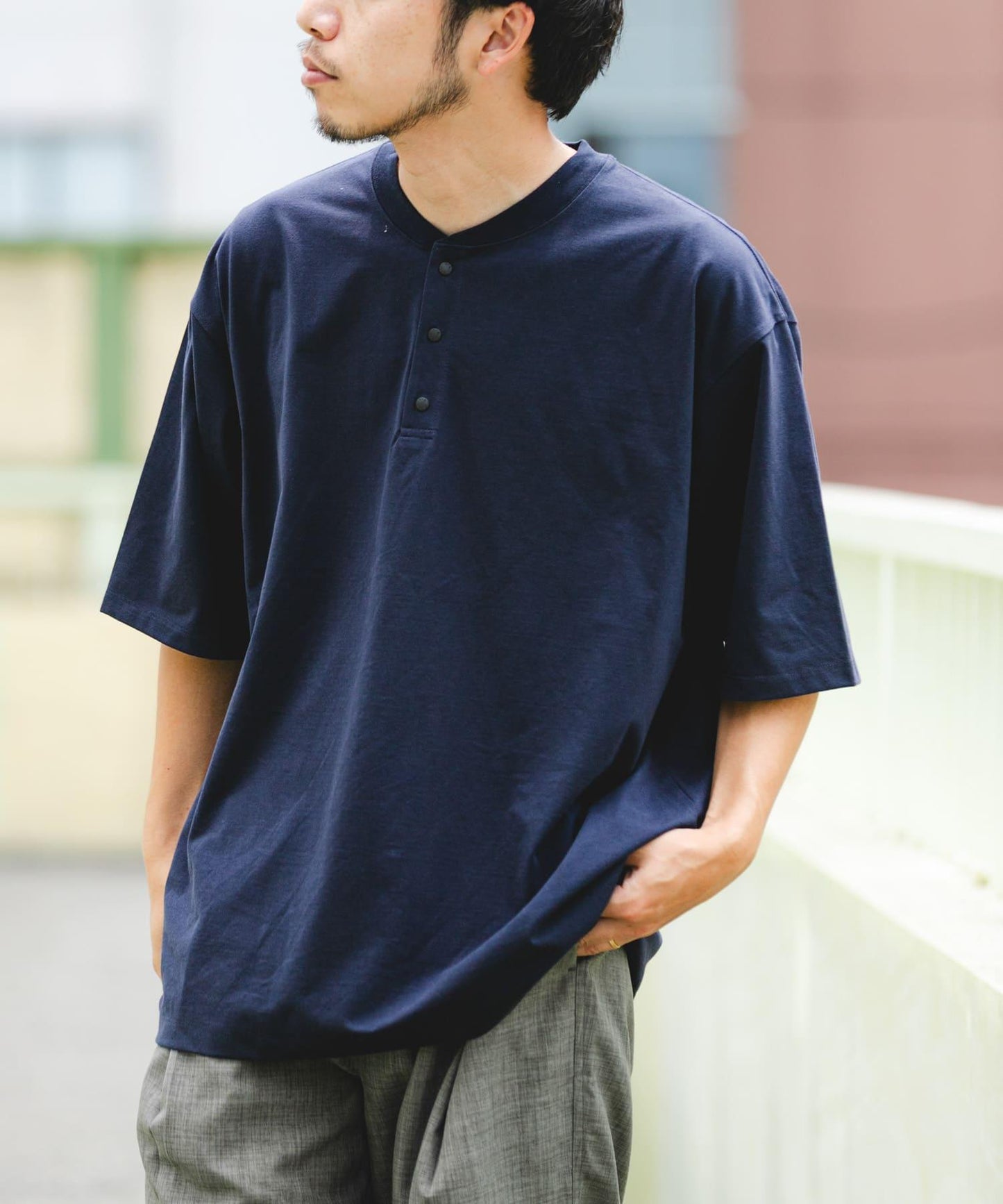 『UR TECH』寬鬆亨利領T恤