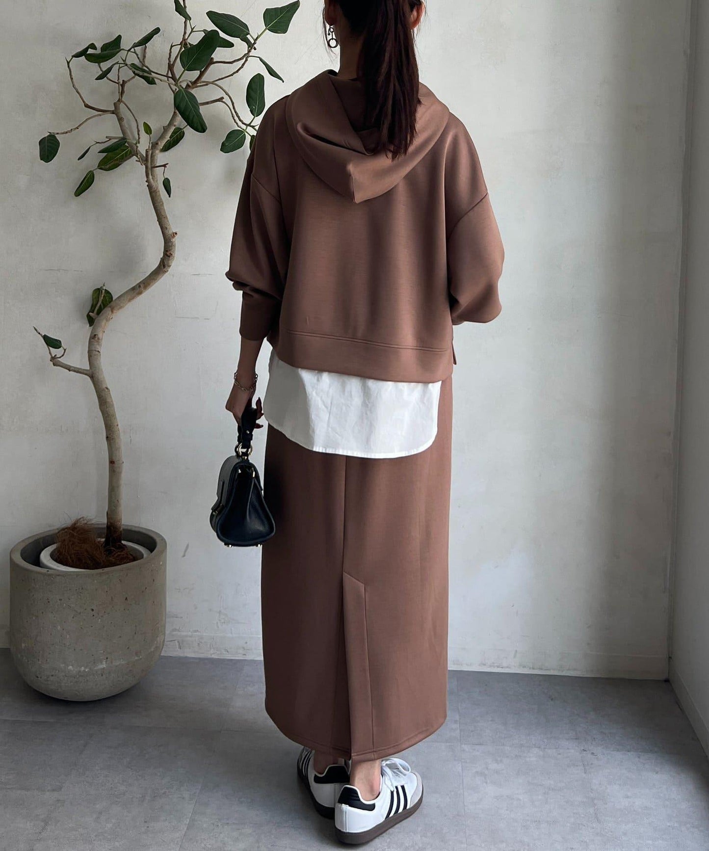 連帽加厚套頭衫×修身半身裙