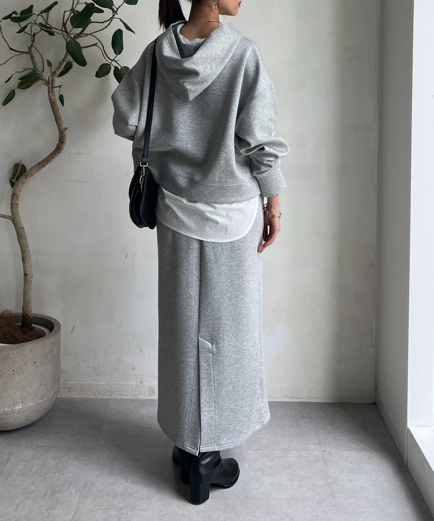 連帽加厚套頭衫×修身半身裙