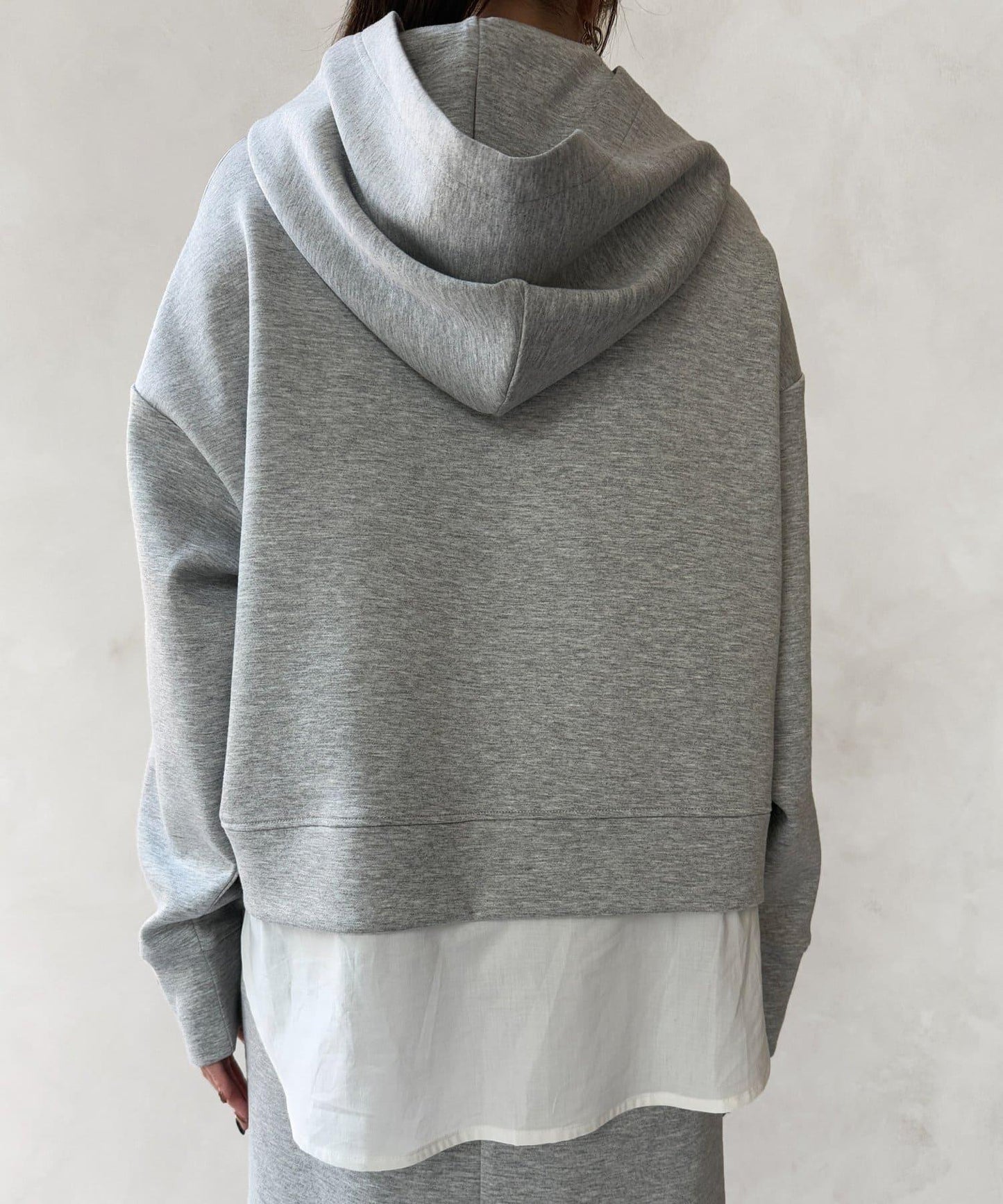 連帽加厚套頭衫×修身半身裙