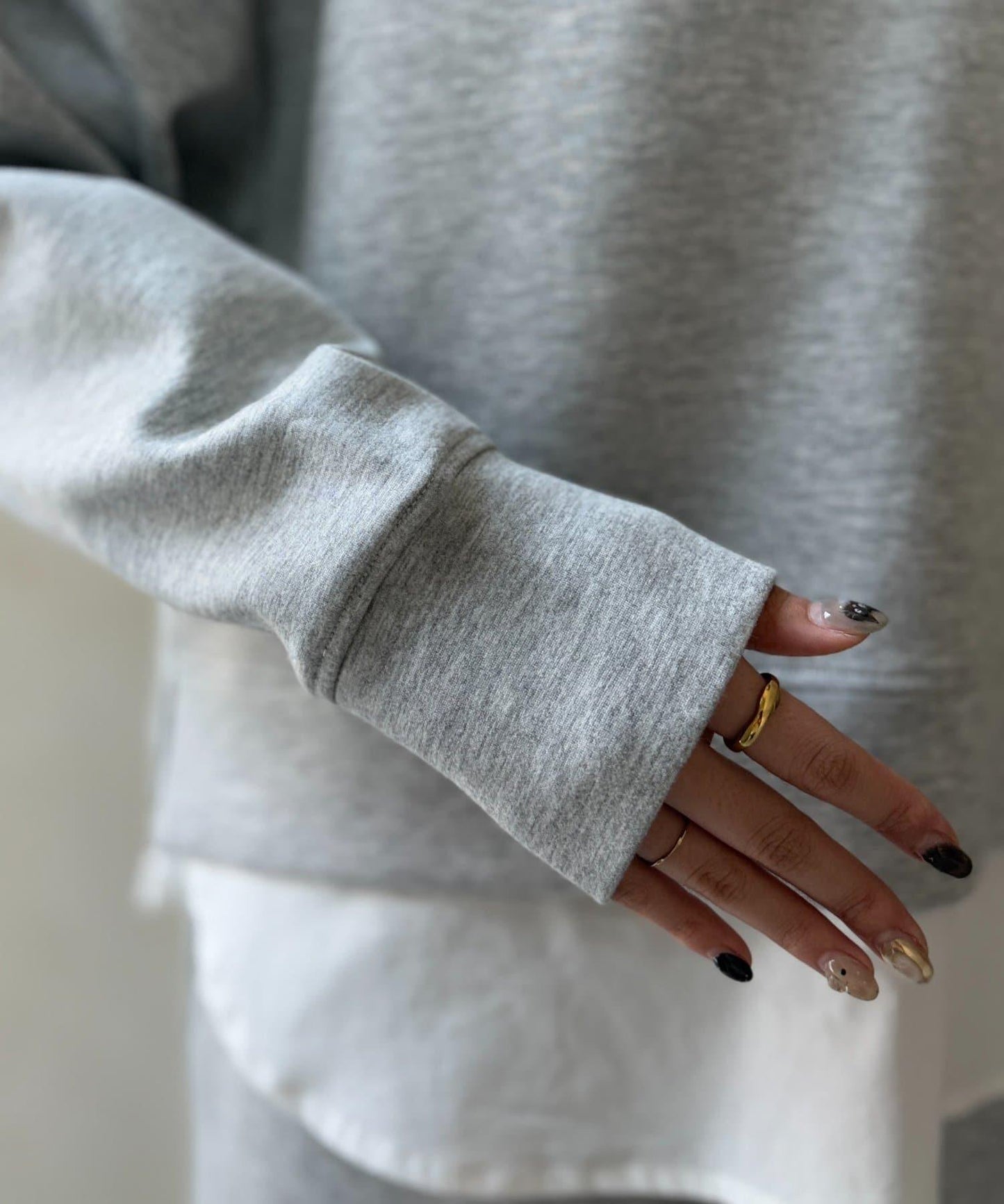 連帽加厚套頭衫×修身半身裙