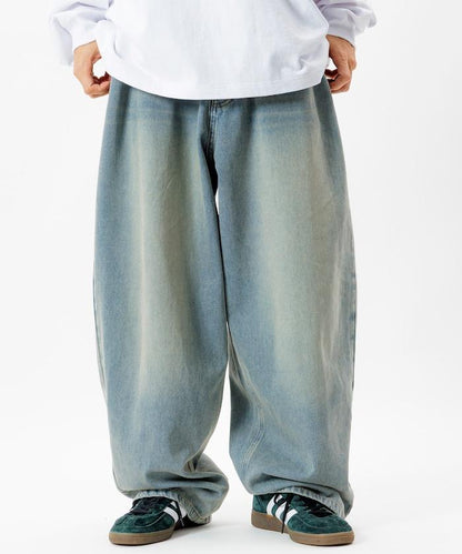 寬鬆版型桶形牛仔褲 / 水洗工藝 / 過染工藝