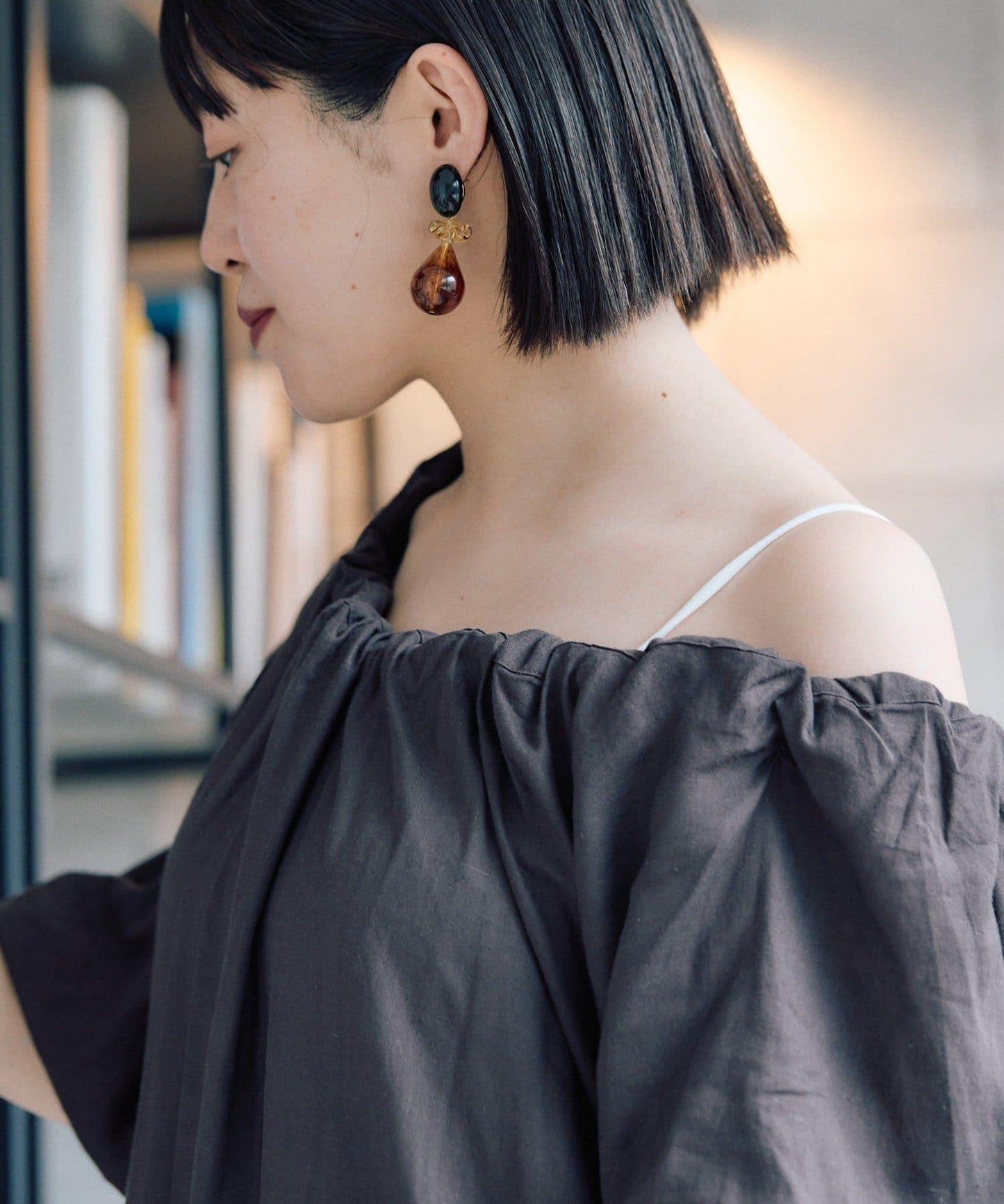 棕色樹脂水滴耳環