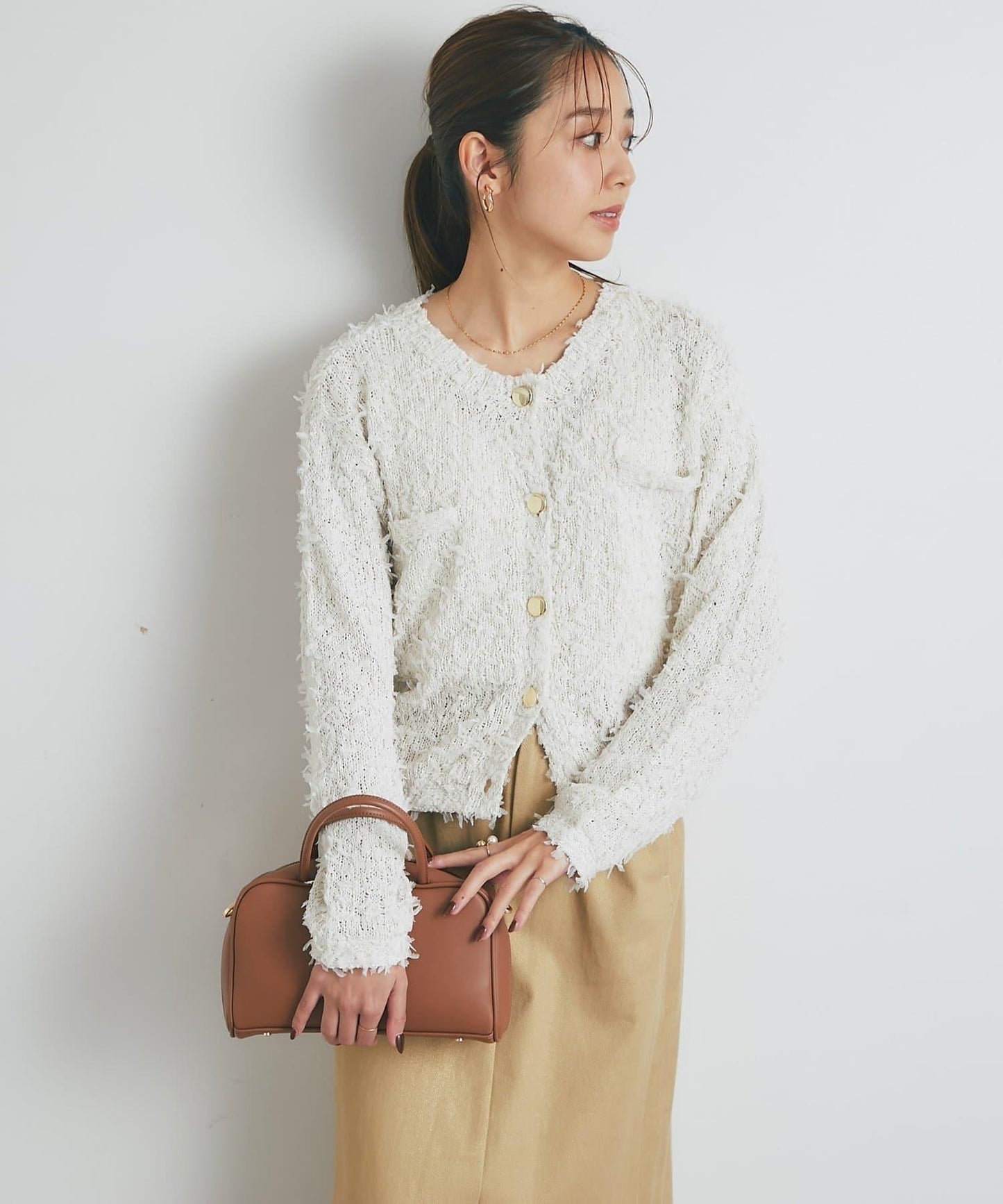 適合打造輕盈造型的亮片薄紗帶紗線金色紐扣開衫