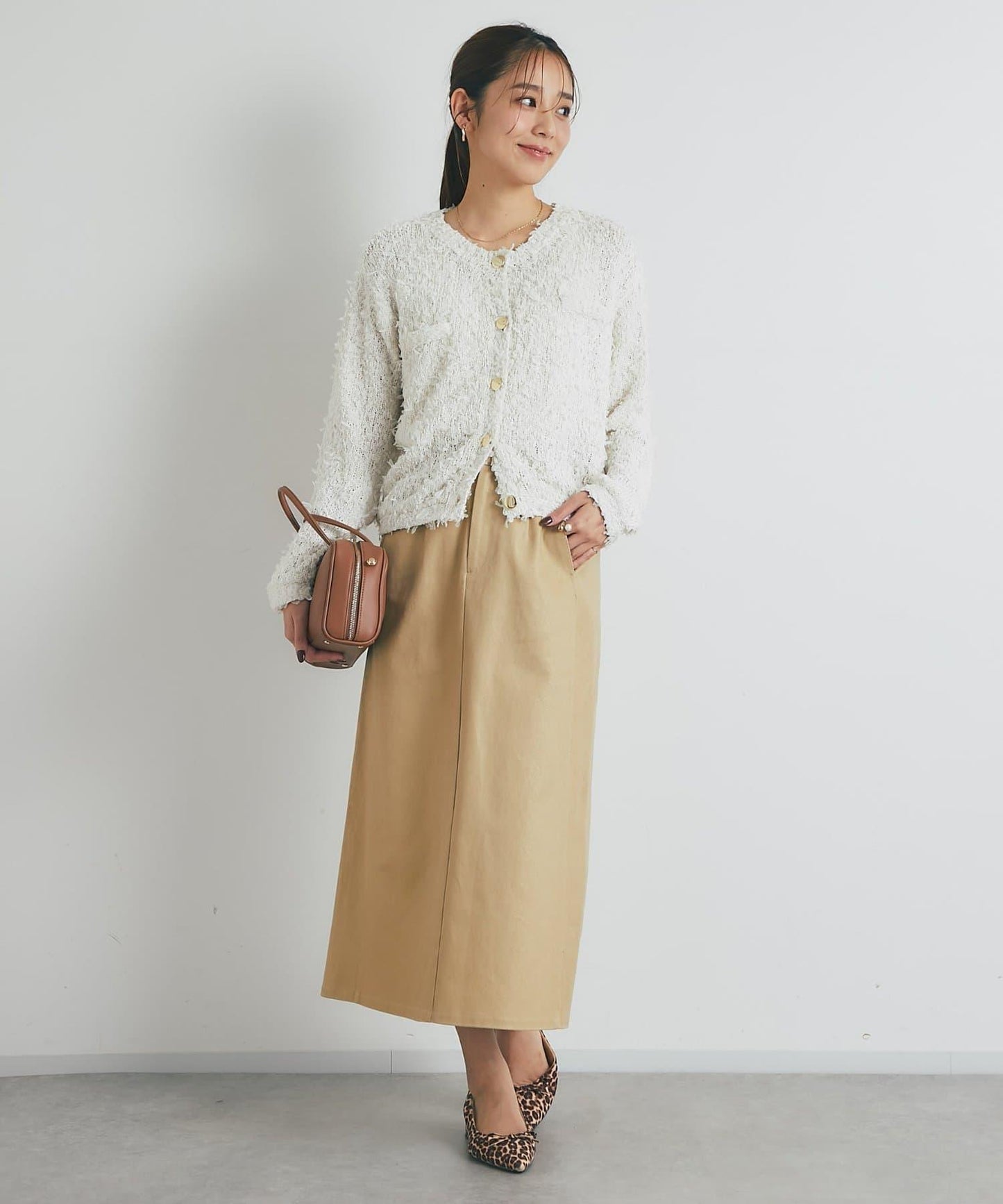 適合打造輕盈造型的亮片薄紗帶紗線金色紐扣開衫