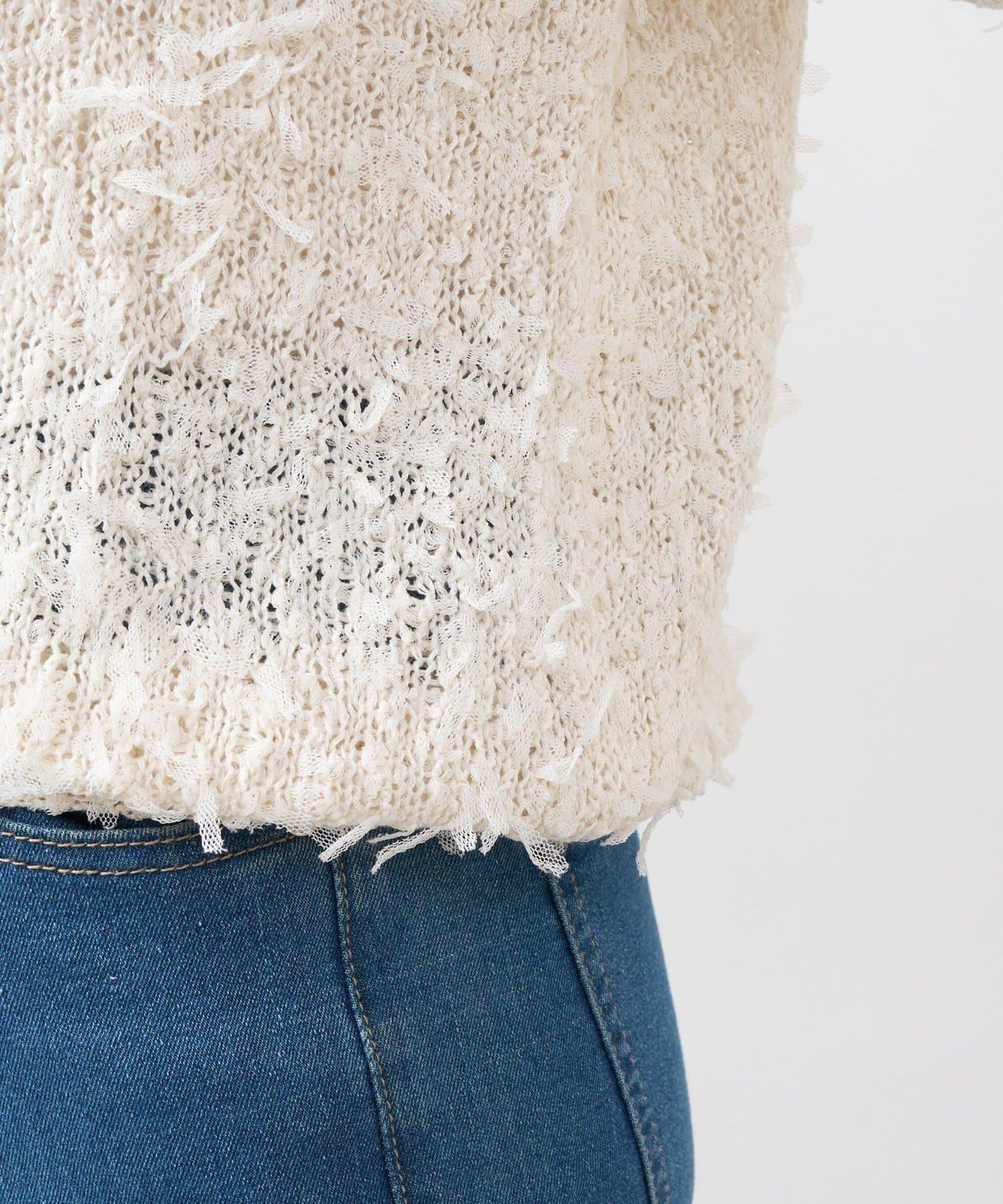 適合打造輕盈造型的亮片薄紗帶紗線金色紐扣開衫