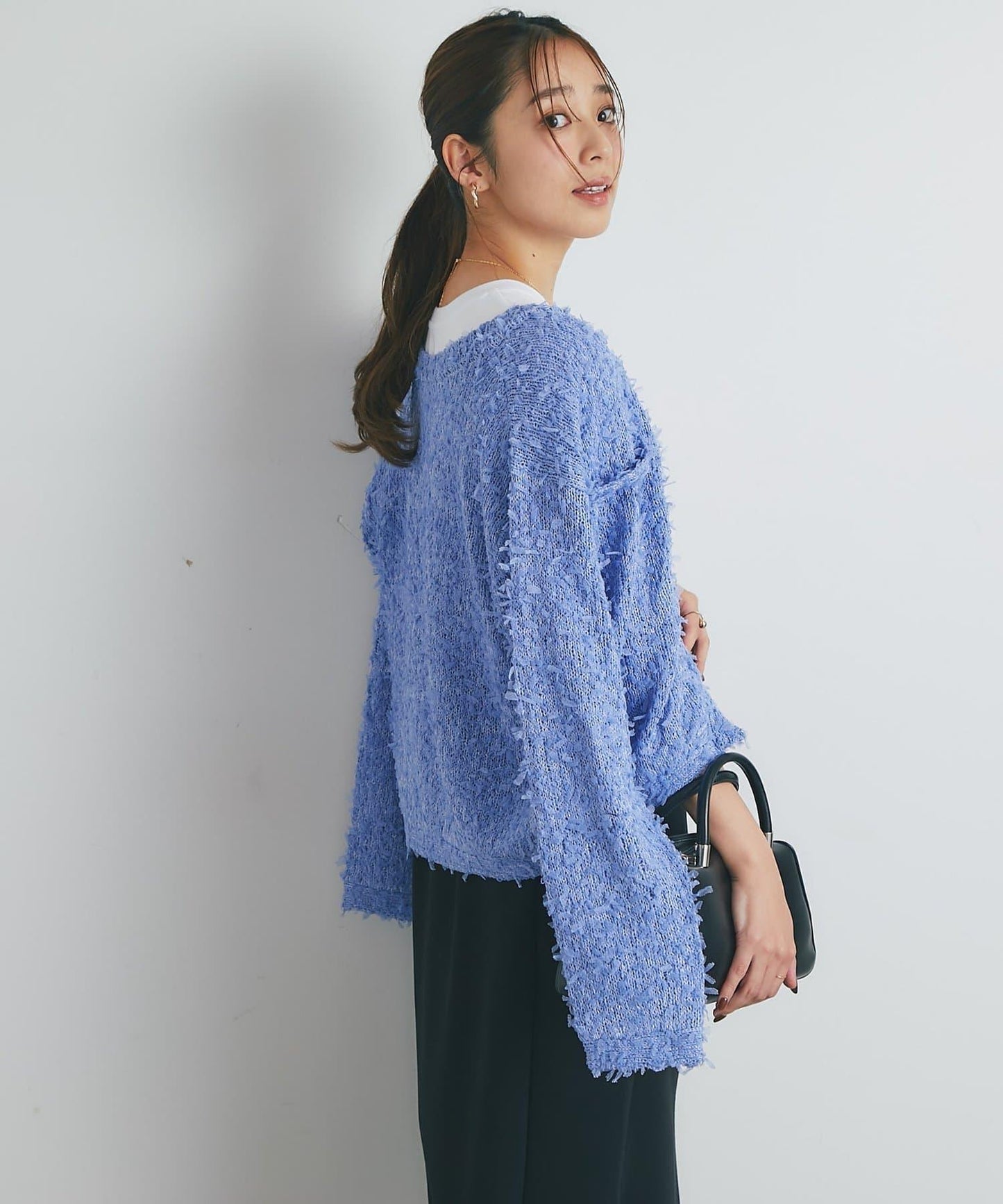 適合打造輕盈造型的亮片薄紗帶紗線金色紐扣開衫