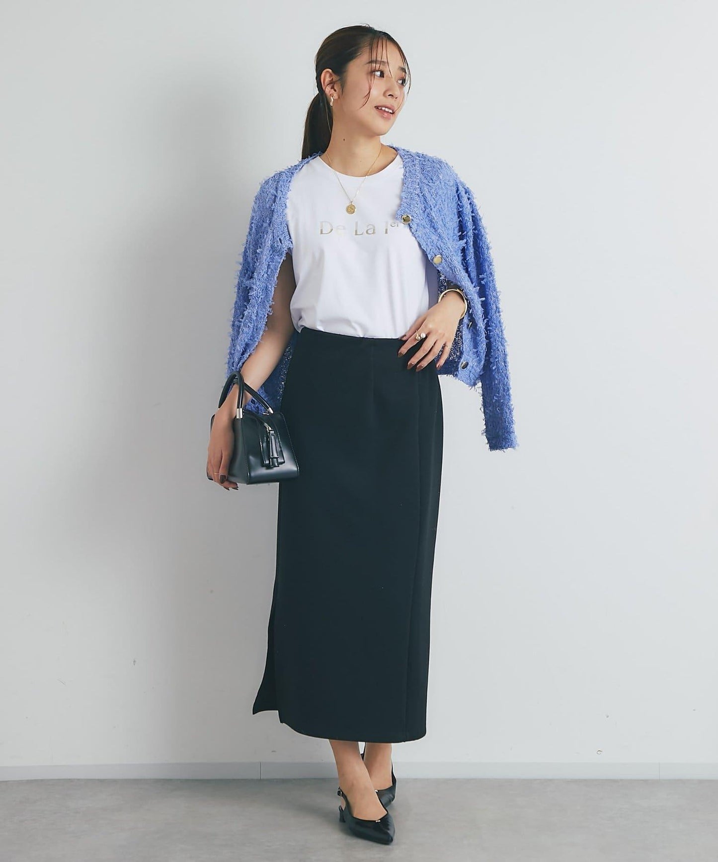 適合打造輕盈造型的亮片薄紗帶紗線金色紐扣開衫