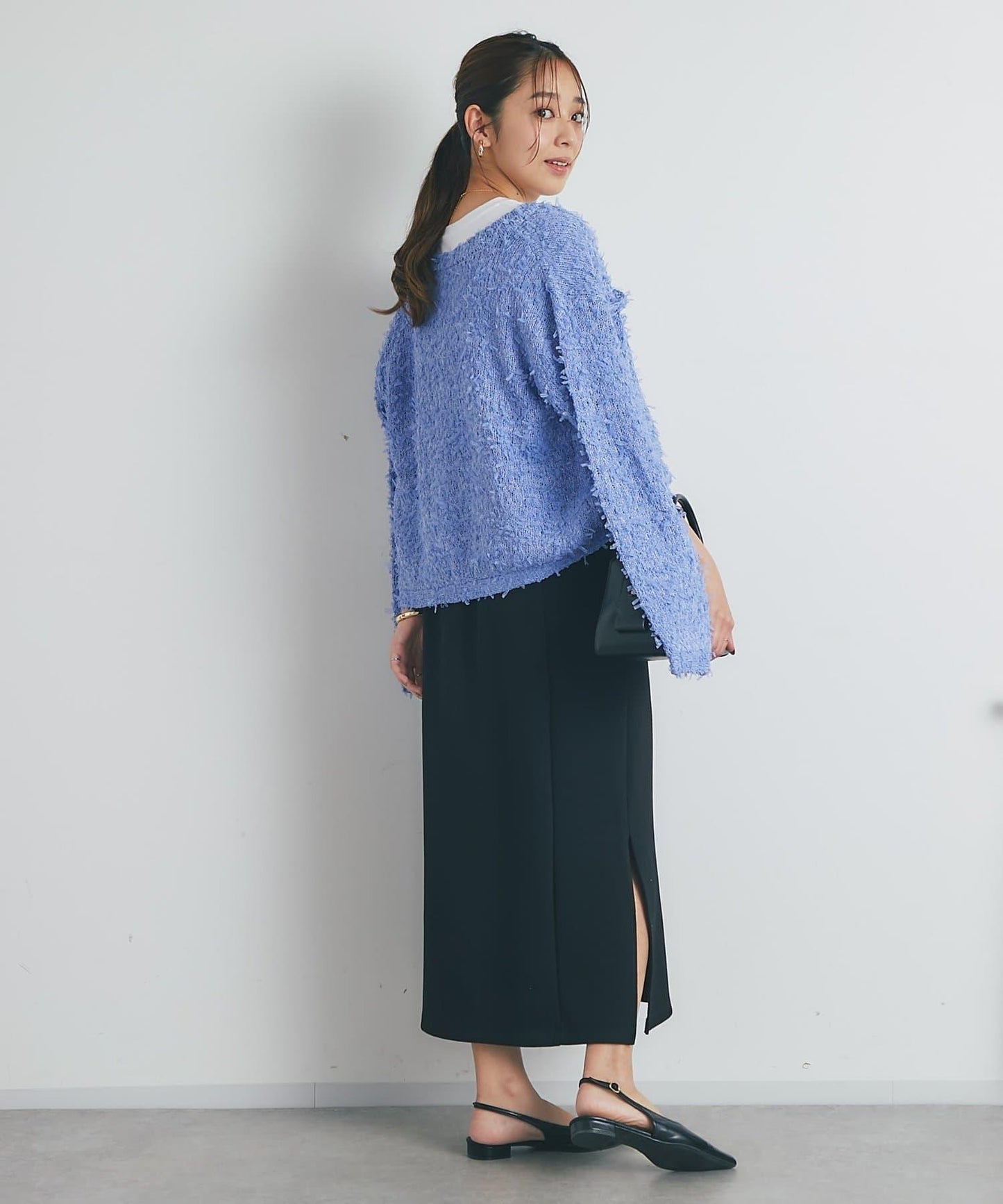 適合打造輕盈造型的亮片薄紗帶紗線金色紐扣開衫