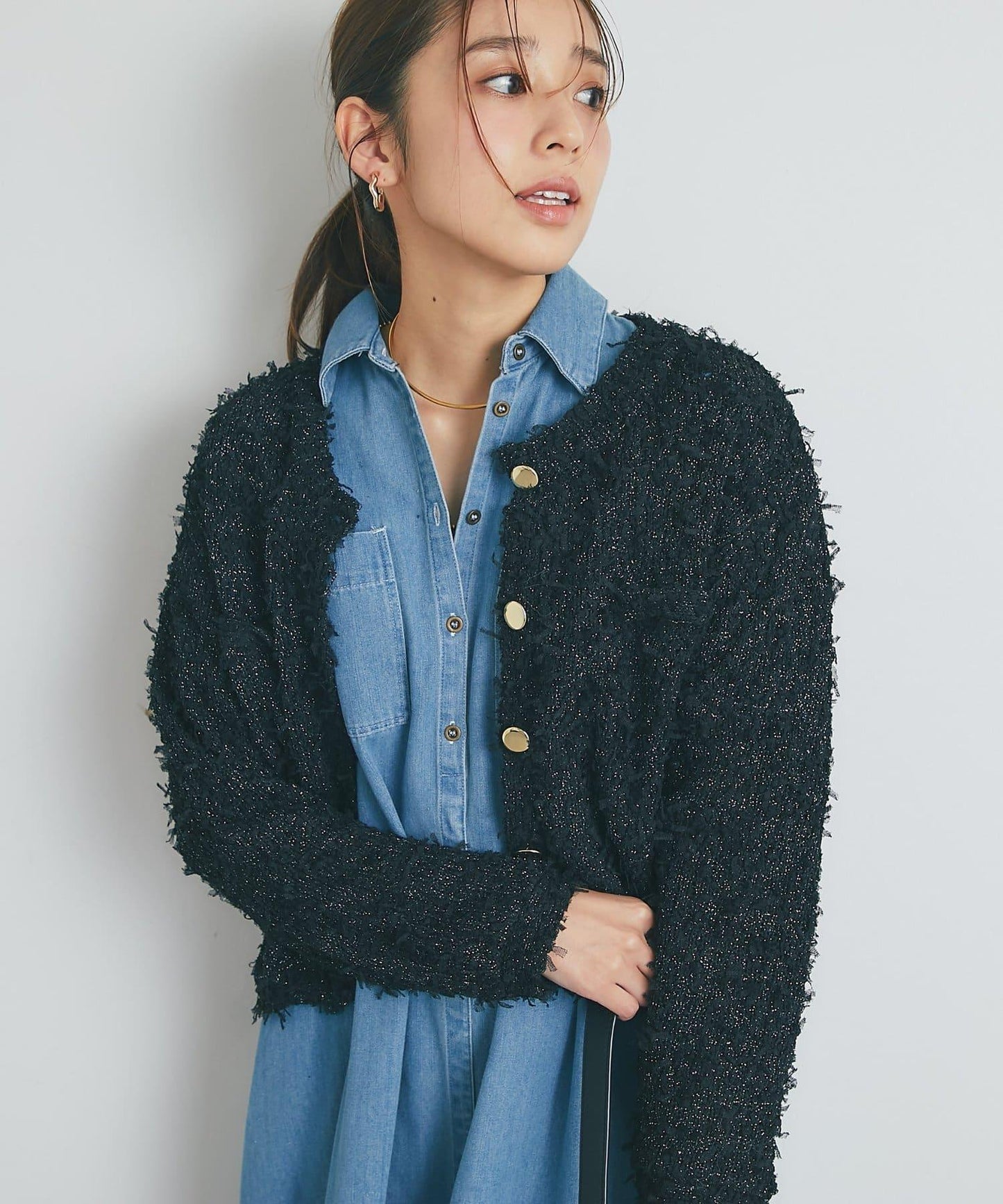 適合打造輕盈造型的亮片薄紗帶紗線金色紐扣開衫