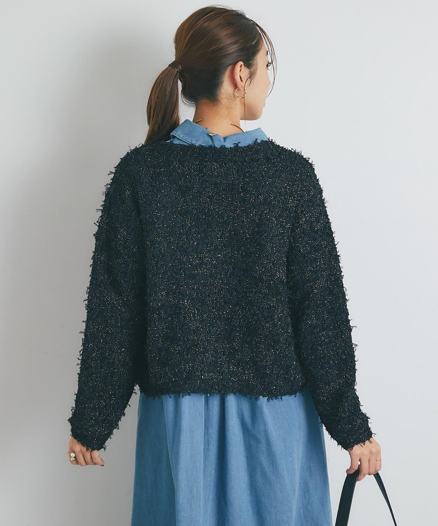 適合打造輕盈造型的亮片薄紗帶紗線金色紐扣開衫