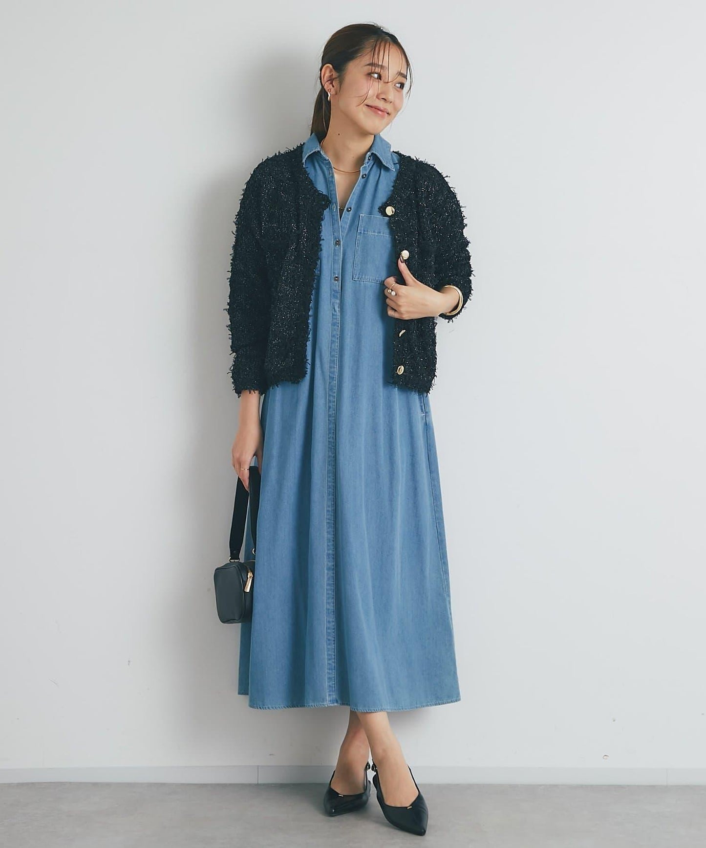 適合打造輕盈造型的亮片薄紗帶紗線金色紐扣開衫