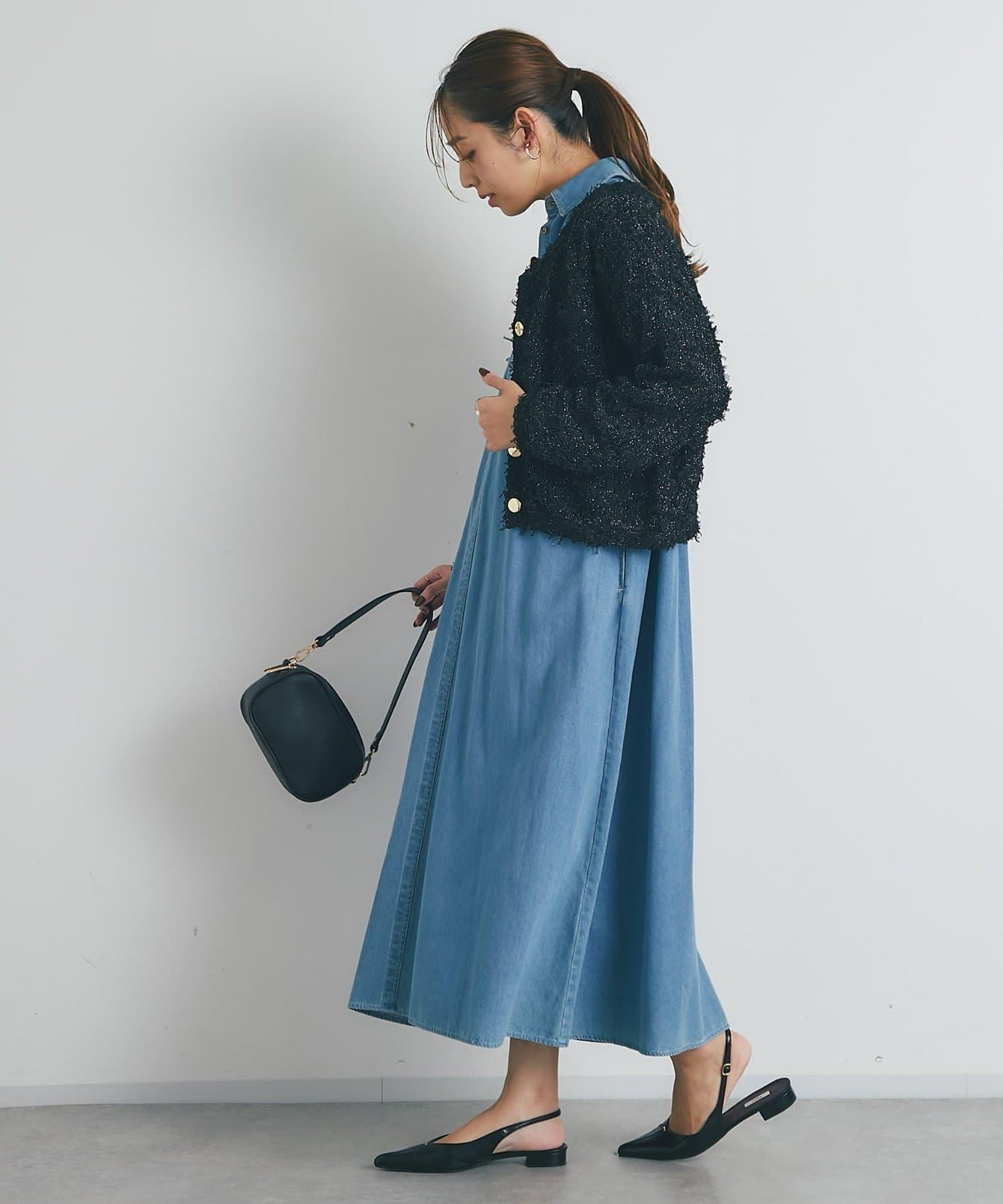 適合打造輕盈造型的亮片薄紗帶紗線金色紐扣開衫