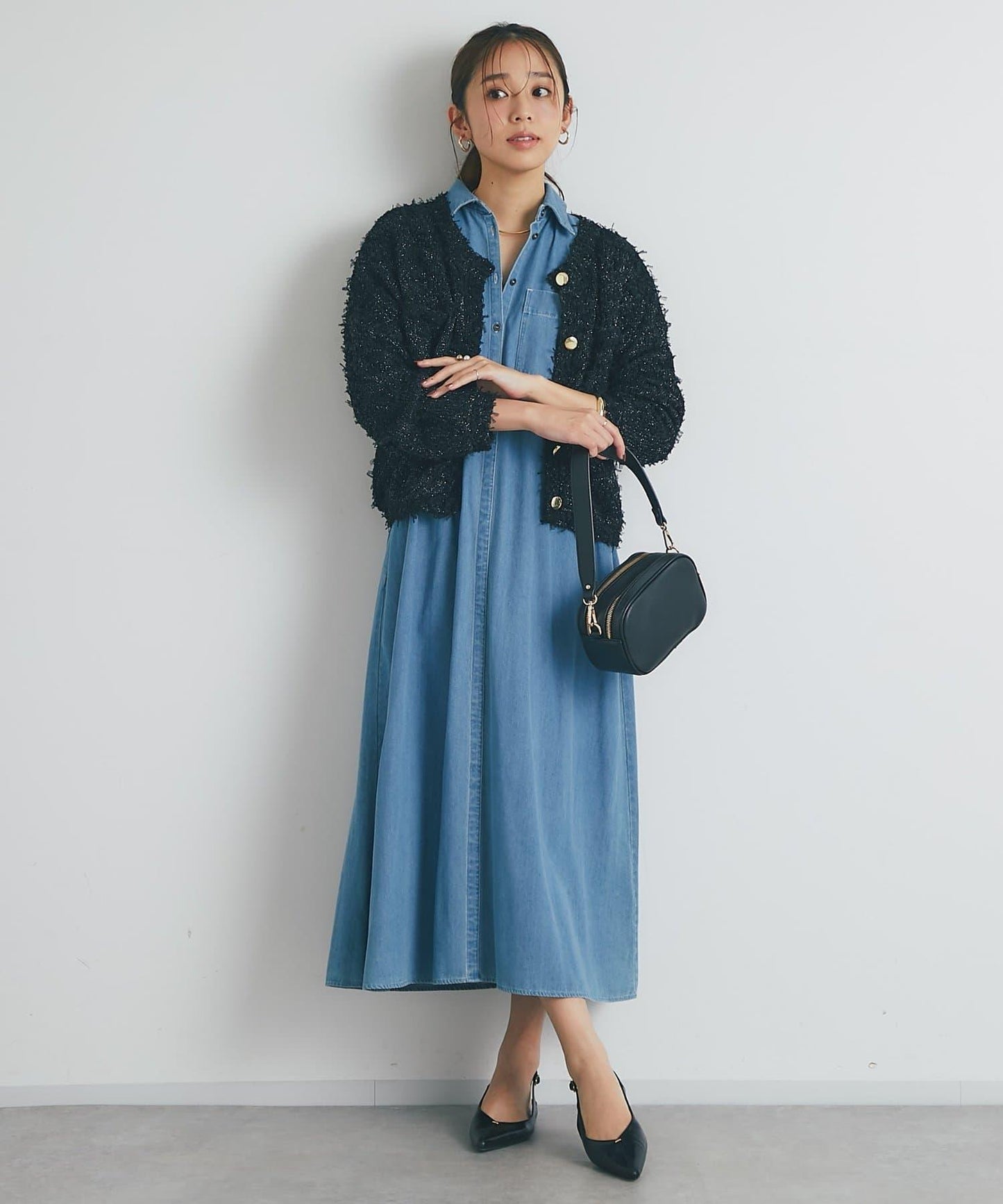 適合打造輕盈造型的亮片薄紗帶紗線金色紐扣開衫