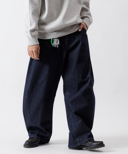 寬鬆版型弧形牛仔褲 單次水洗