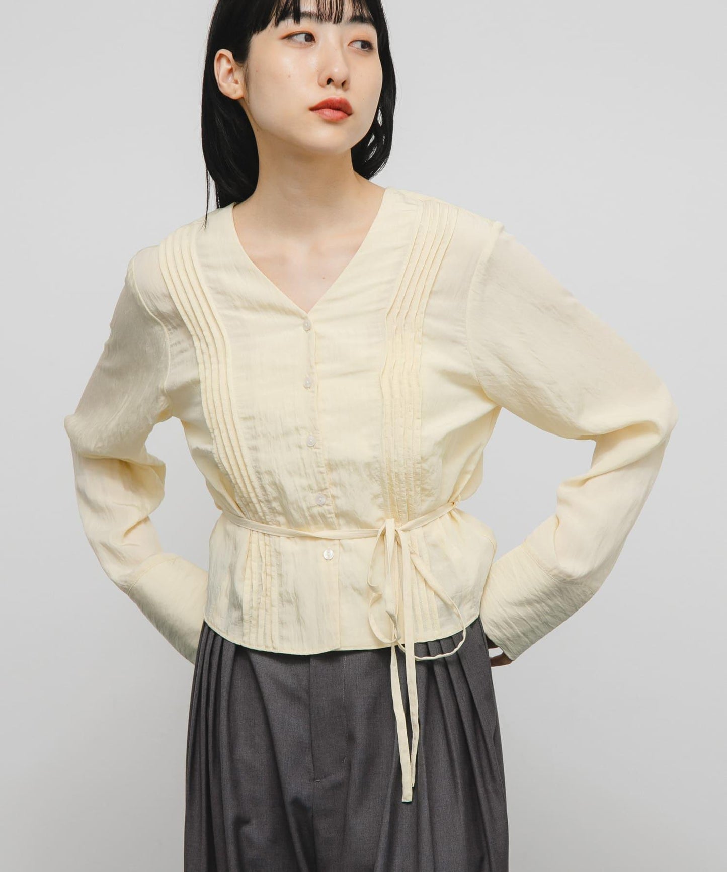 褶飾V領襯衫
