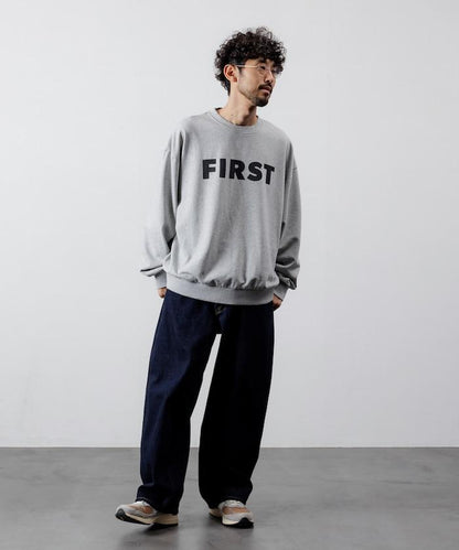 正面印花圓領衛衣 FIRST / 寬鬆版型