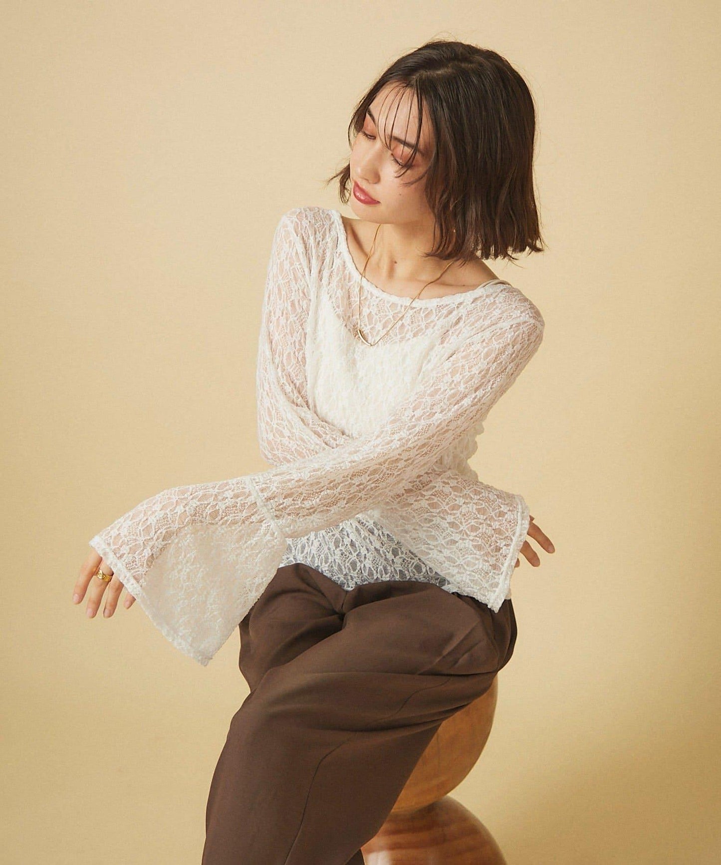 蕾絲喇叭袖套頭衫