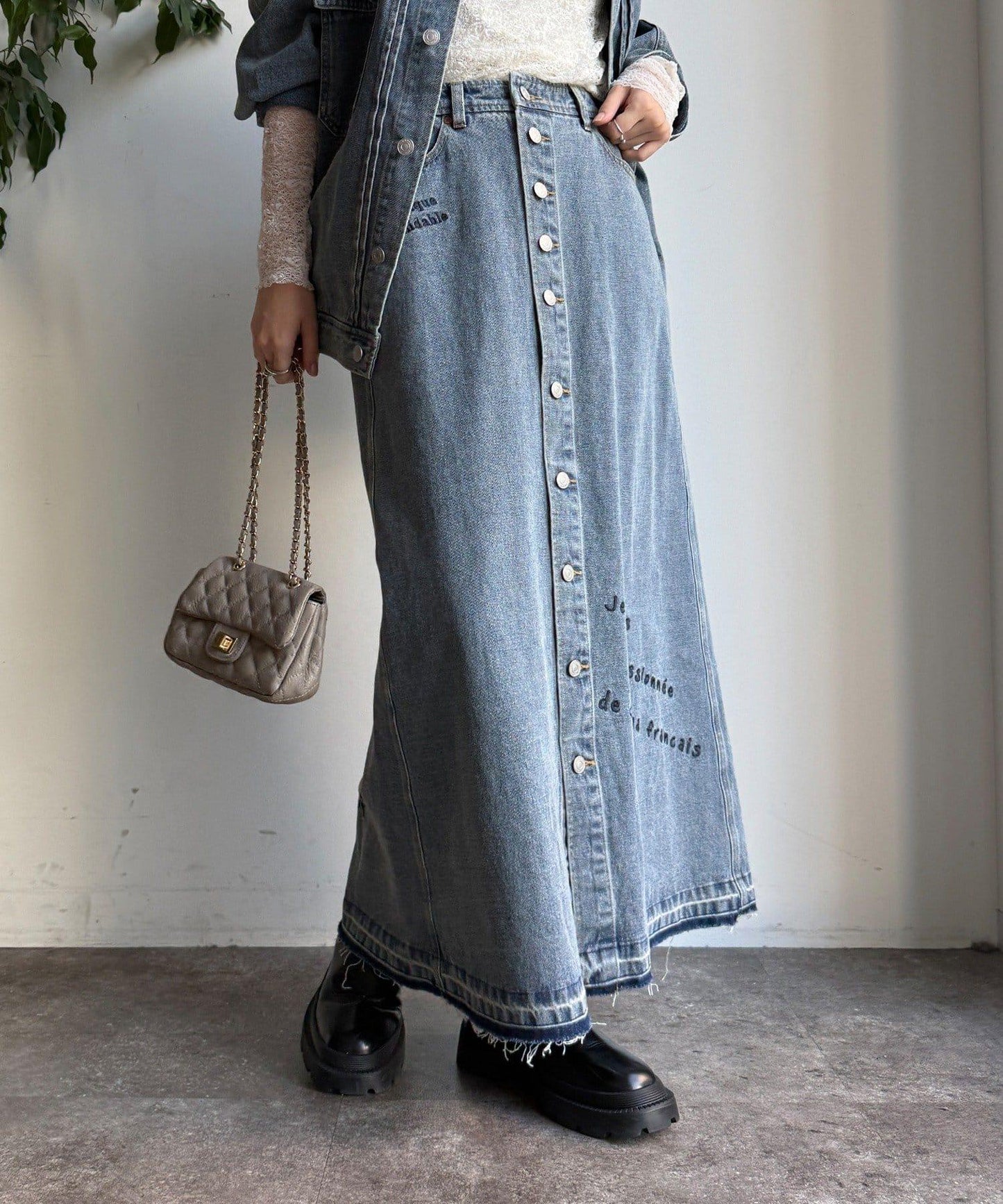 牛仔刺繡前扣半身裙