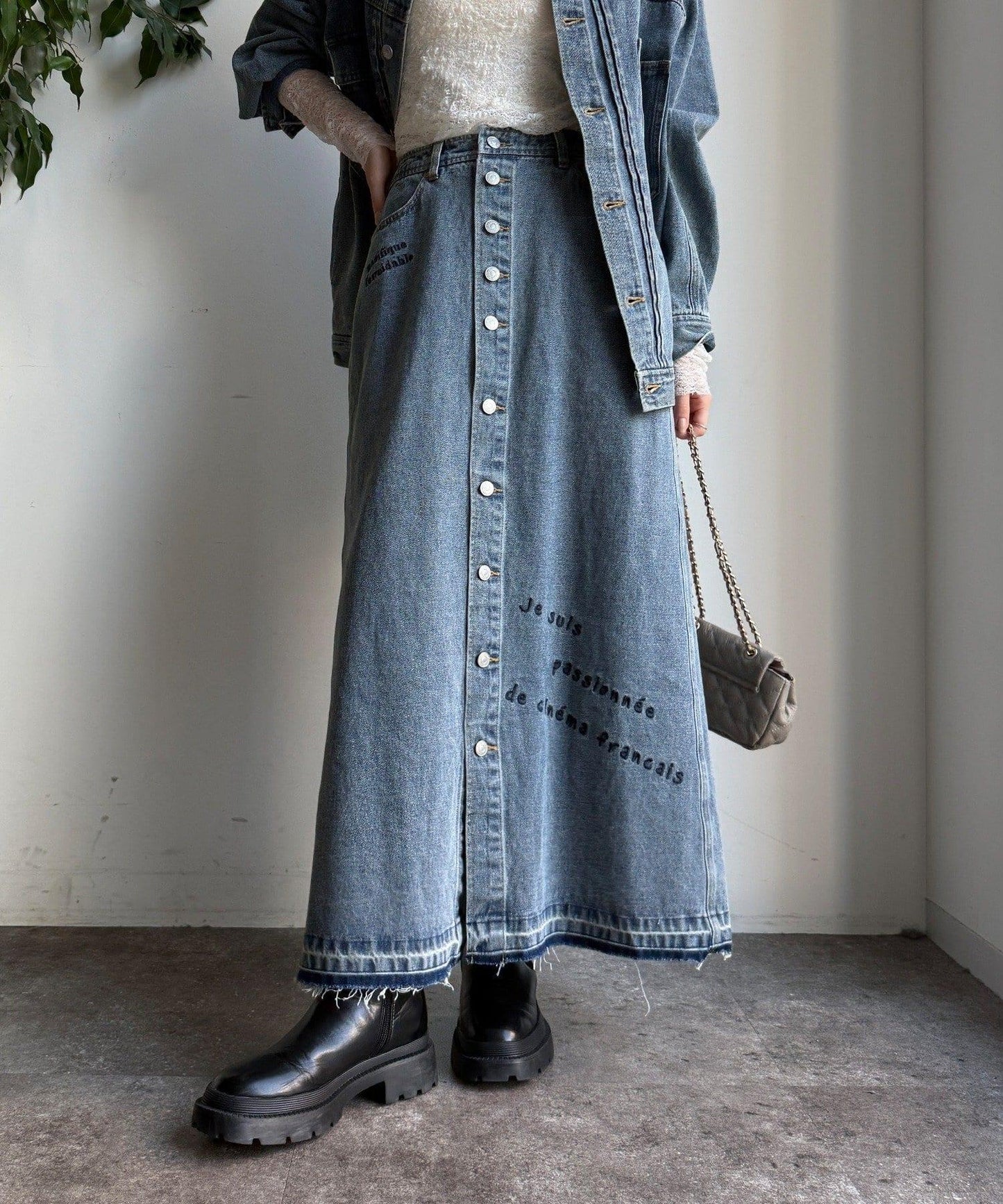 牛仔刺繡前扣半身裙
