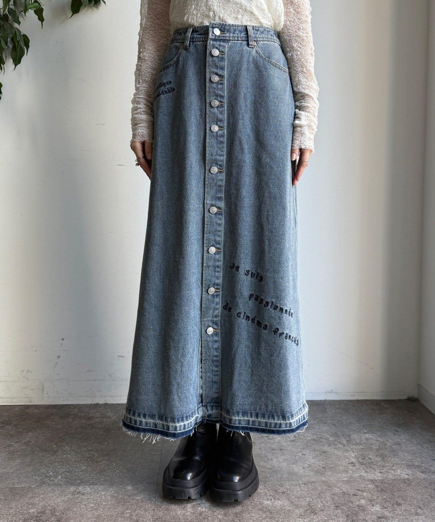 牛仔刺繡前扣半身裙