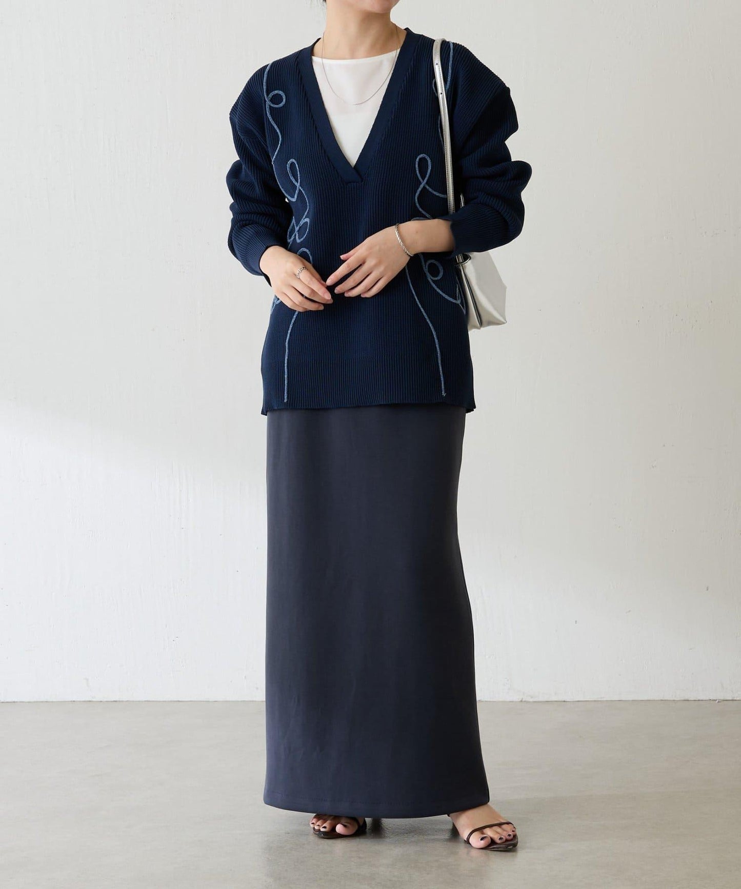 鏤空刺繡深V領針織衫