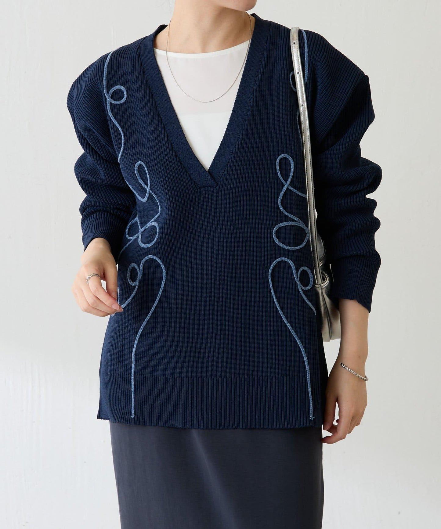 鏤空刺繡深V領針織衫