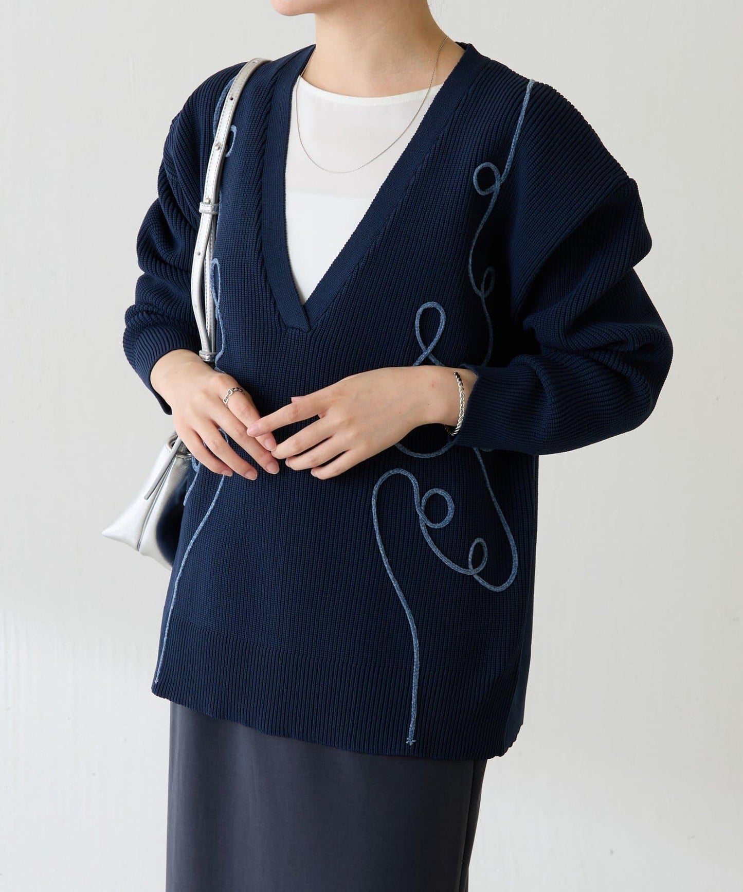 鏤空刺繡深V領針織衫