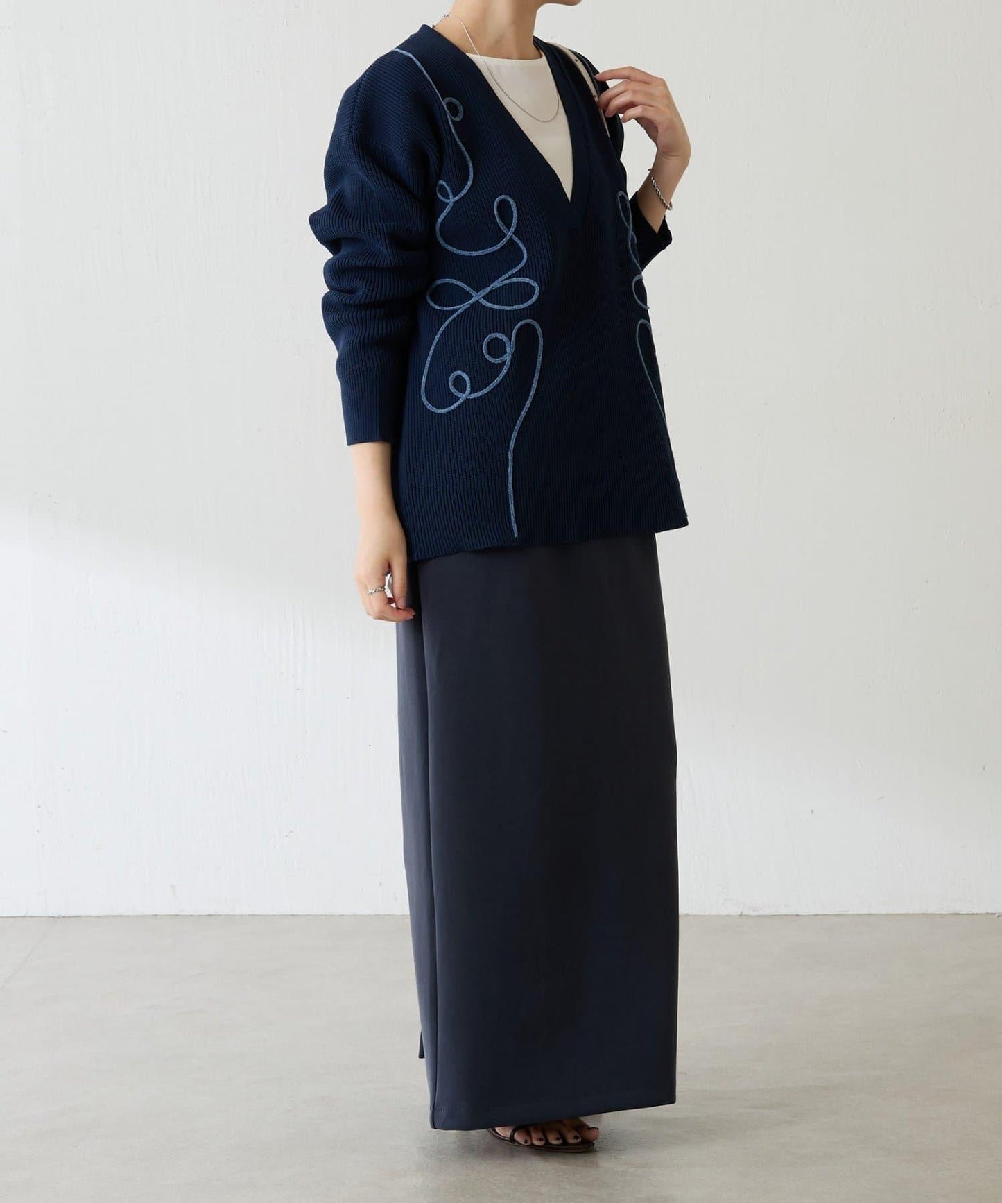 鏤空刺繡深V領針織衫