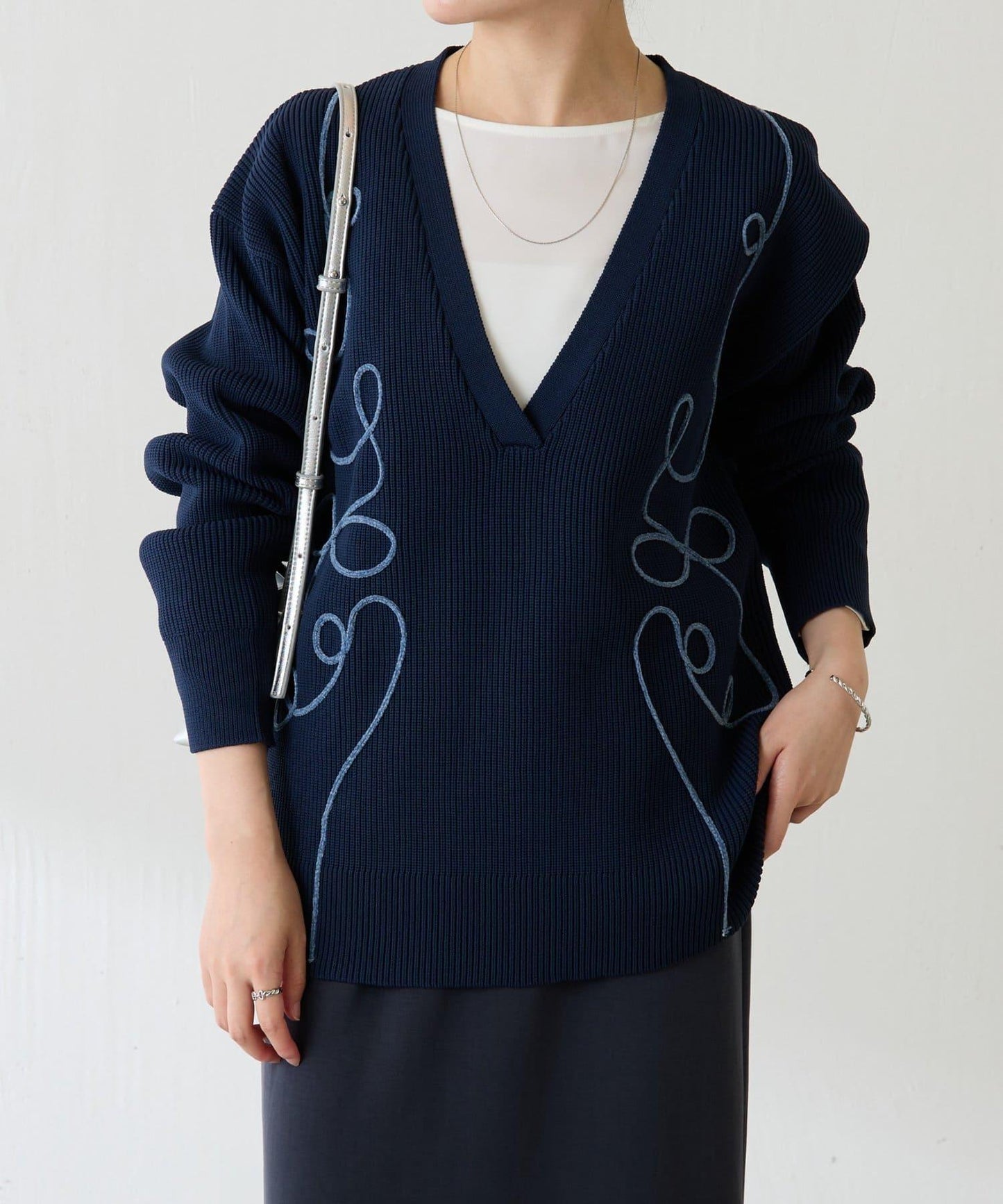 鏤空刺繡深V領針織衫