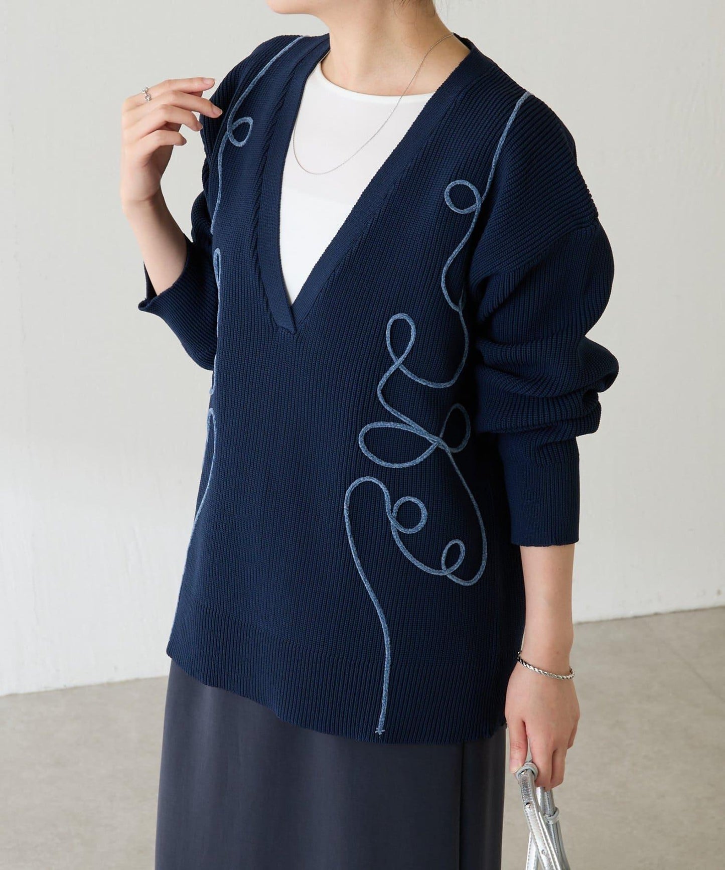 鏤空刺繡深V領針織衫