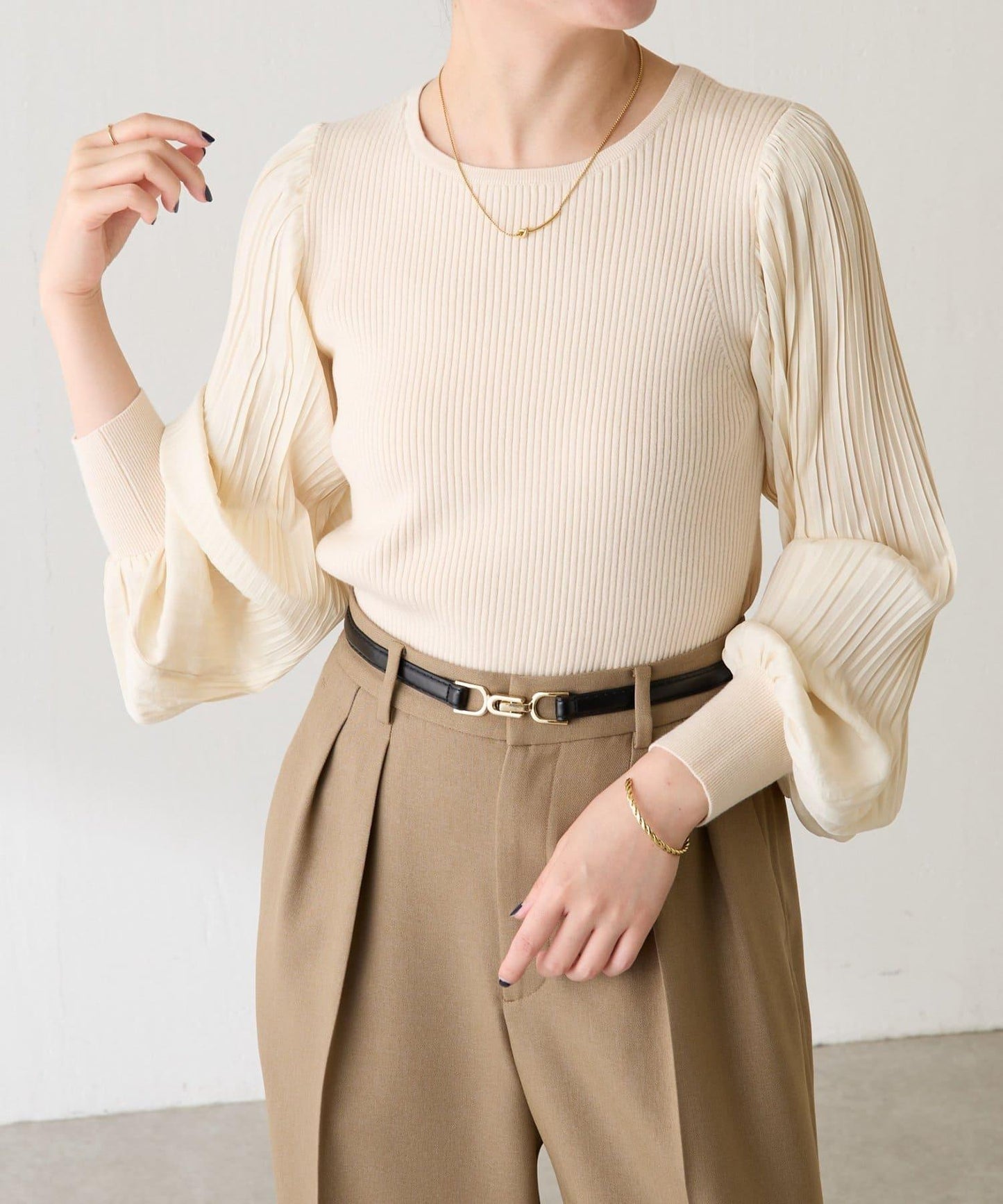 袖部百褶修身針織衫