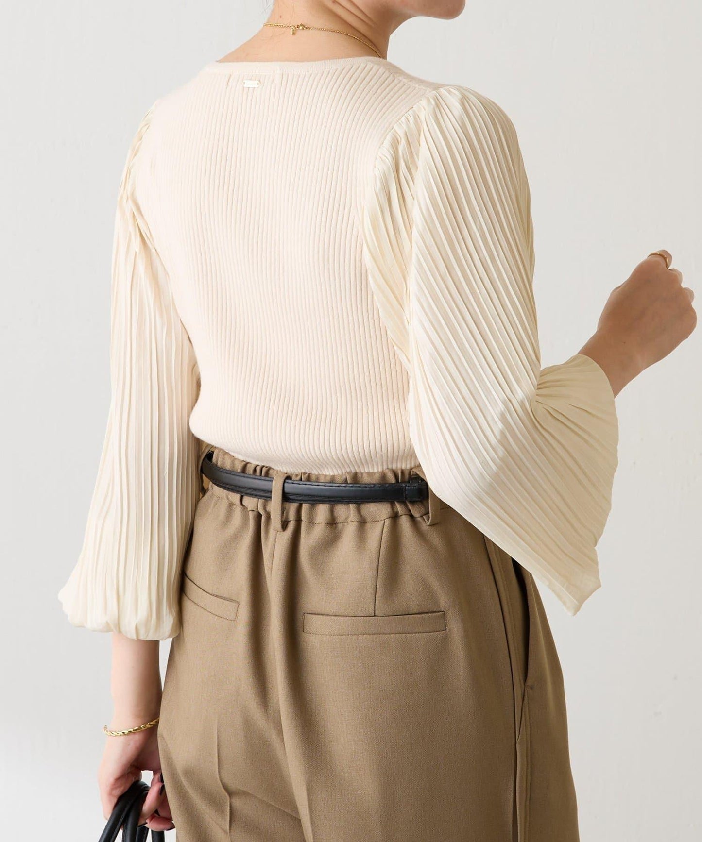 袖部百褶修身針織衫