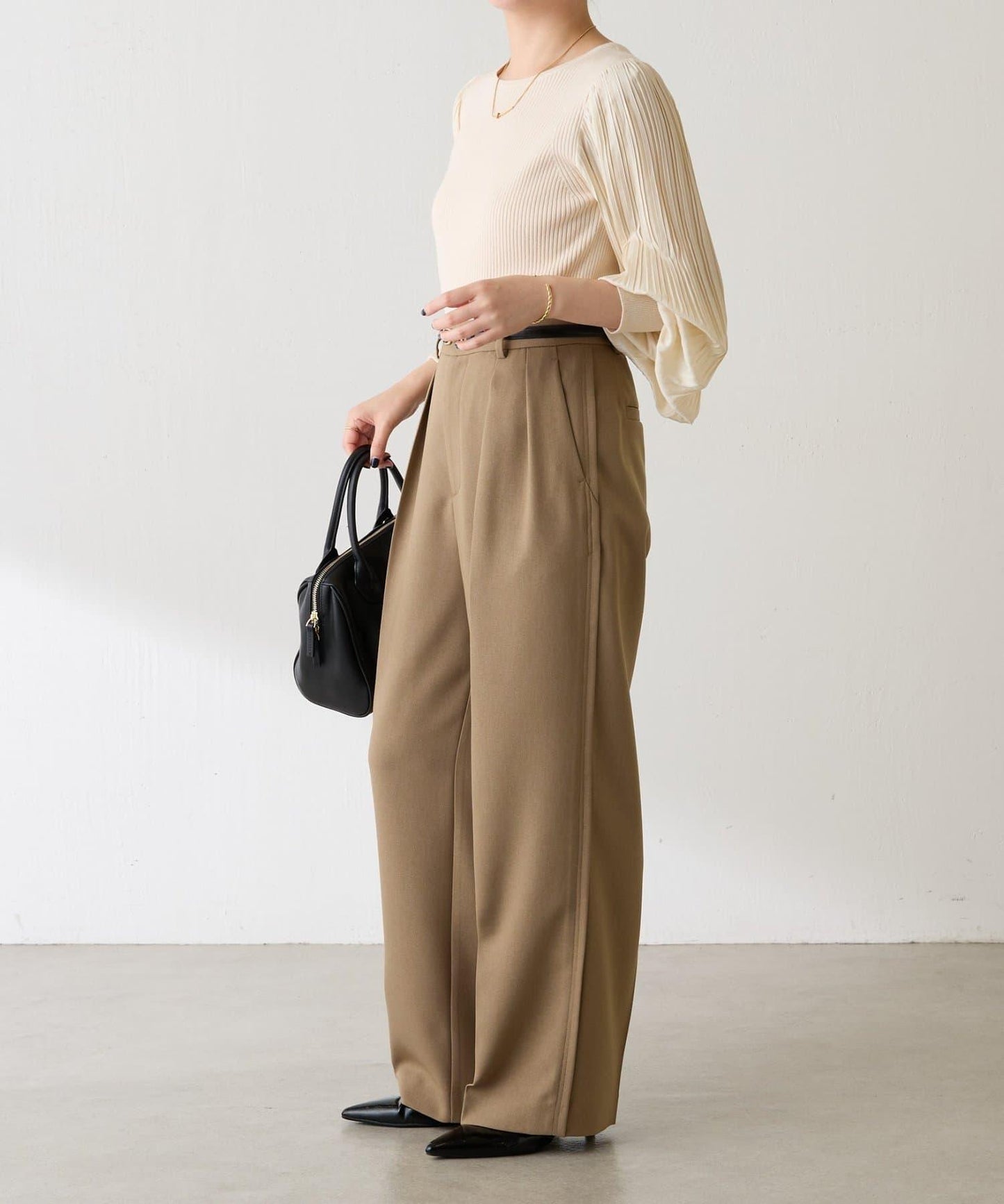 袖部百褶修身針織衫