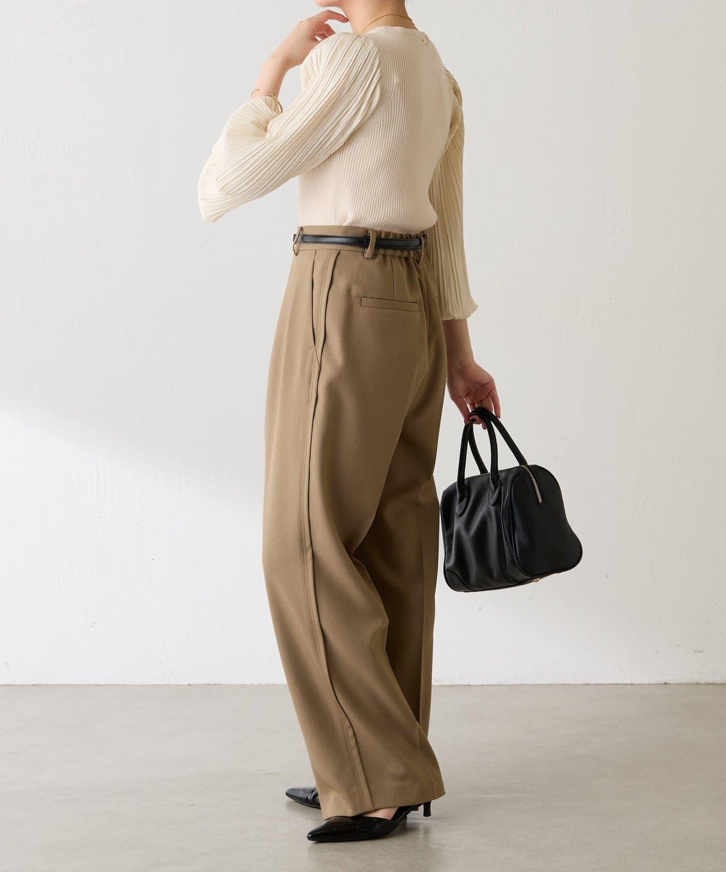 袖部百褶修身針織衫