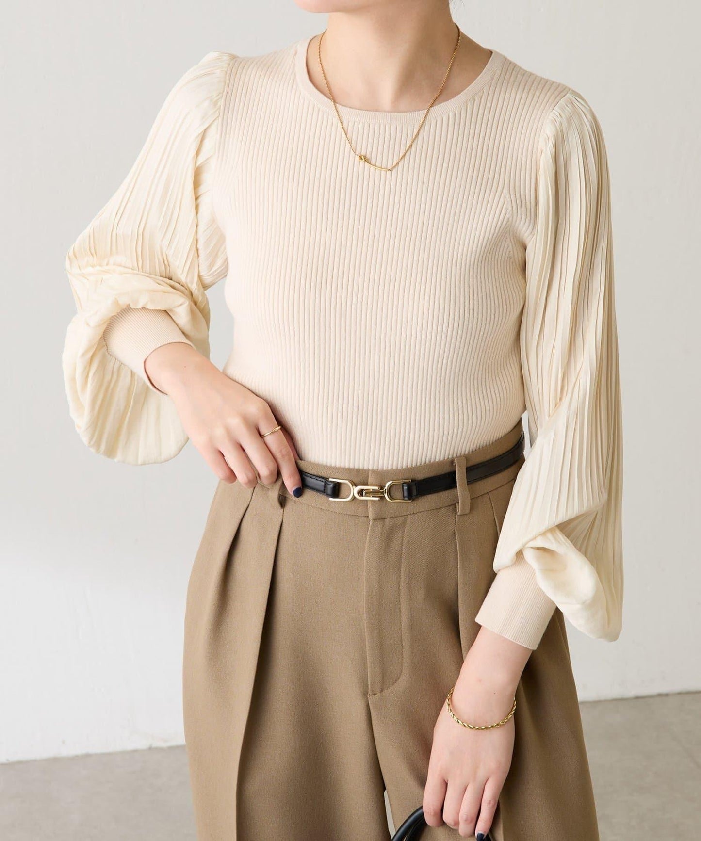 袖部百褶修身針織衫