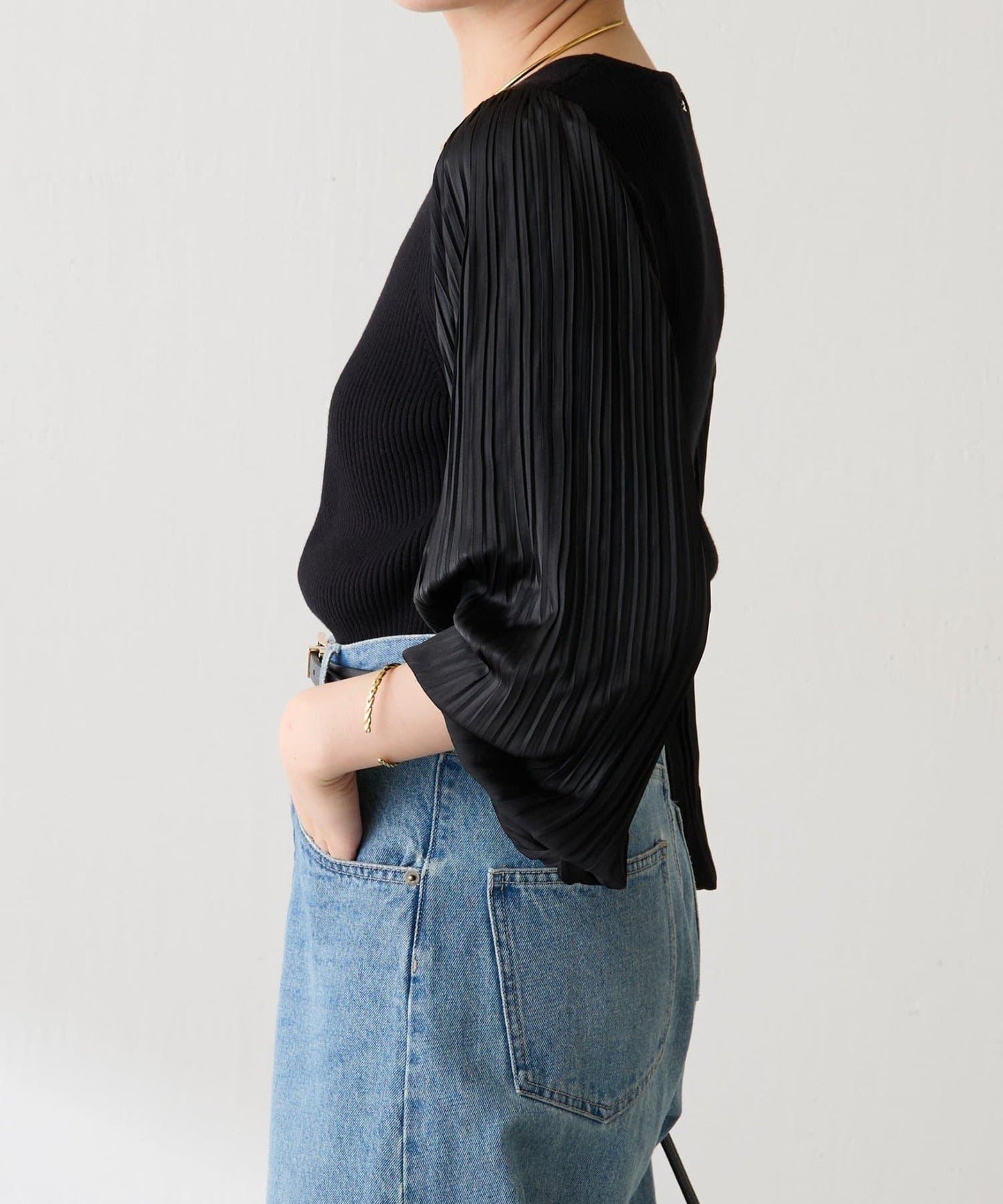 袖部百褶修身針織衫