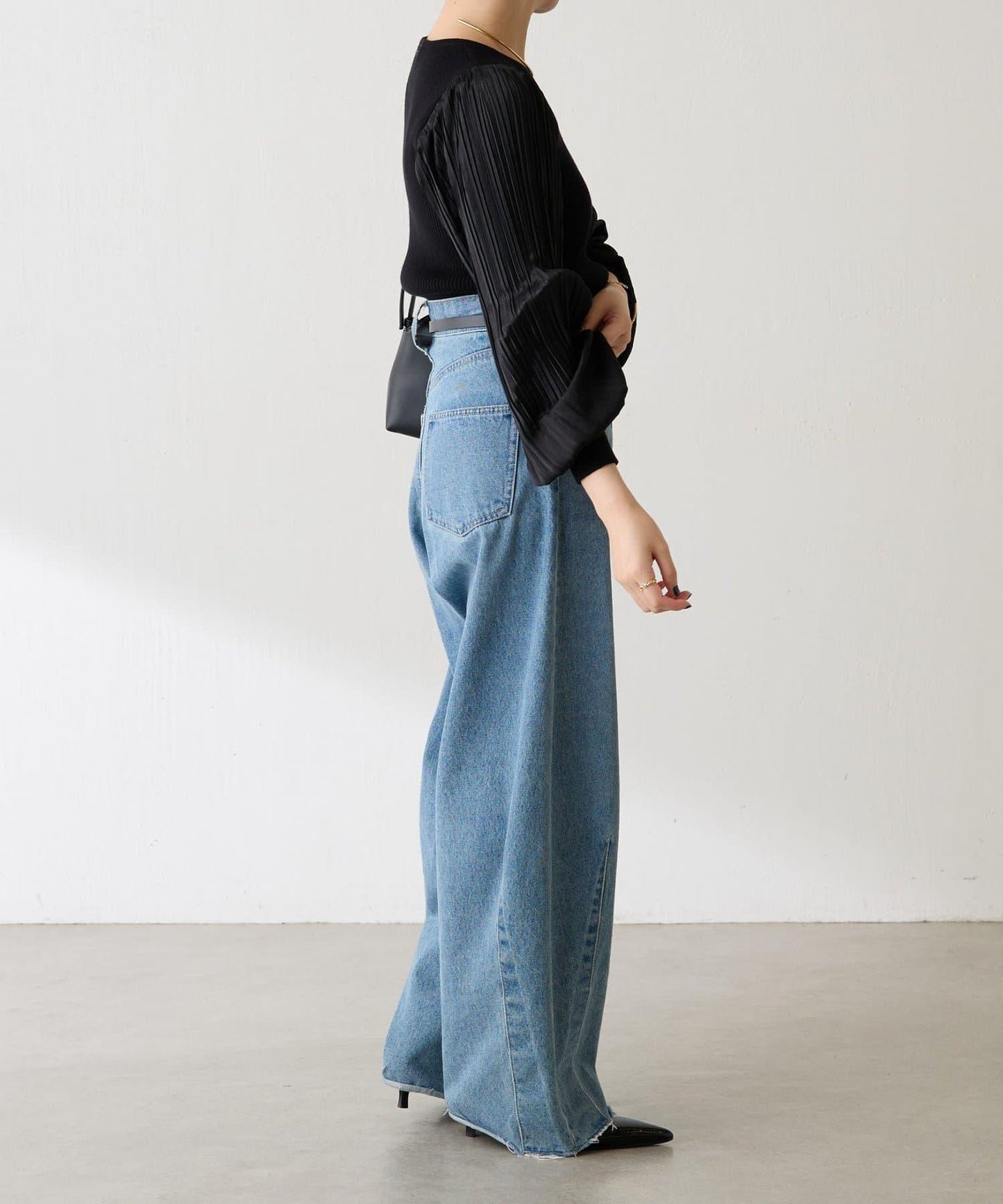 袖部百褶修身針織衫