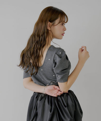 【SALON by Chico】後背開口珍珠墊肩T恤