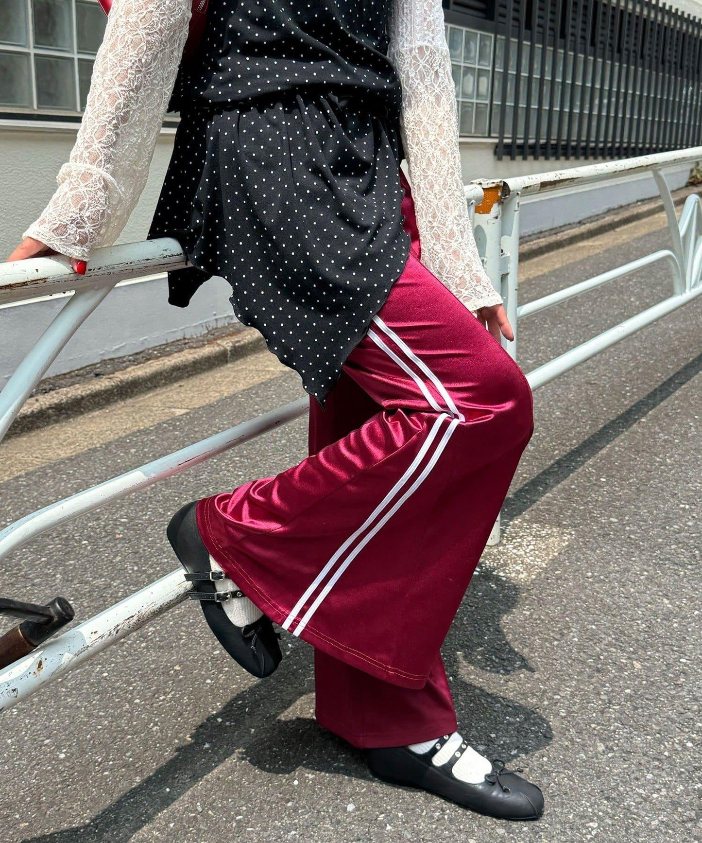 異材質拼接喇叭運動褲
