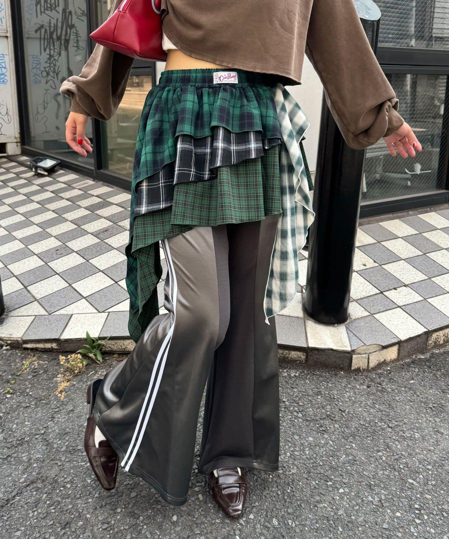 異材質拼接喇叭運動褲