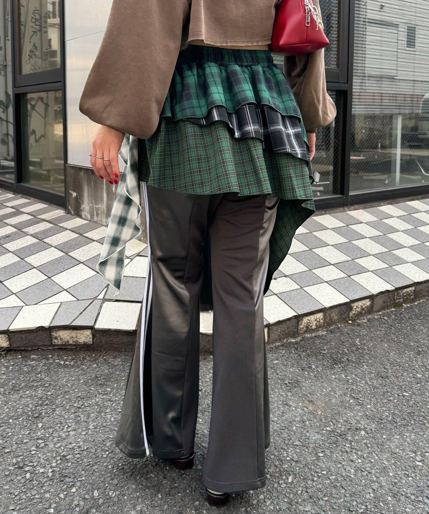 異材質拼接喇叭運動褲