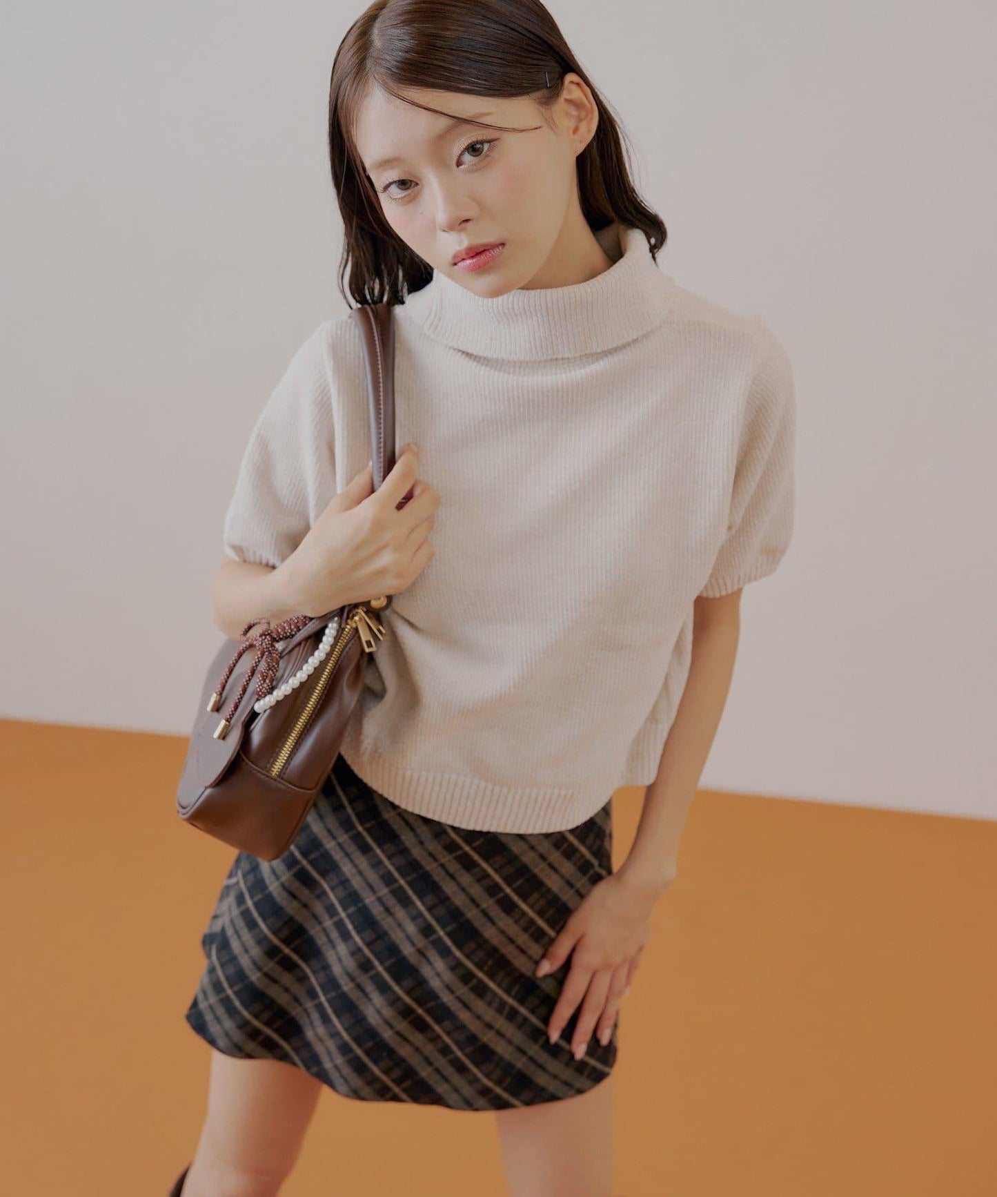 【Chico】亮絲天鵝絨高領短袖針織衫