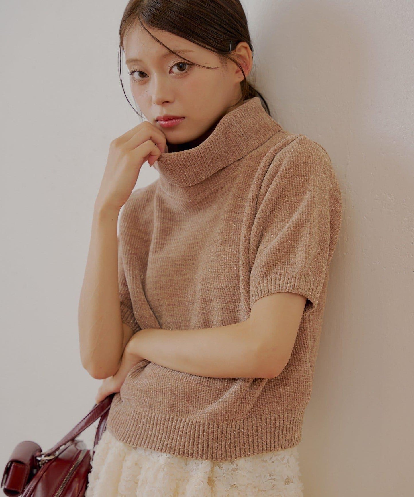 【Chico】亮絲天鵝絨高領短袖針織衫