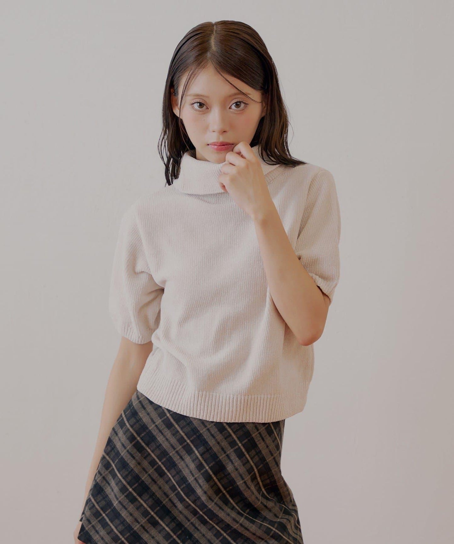 【Chico】亮絲天鵝絨高領短袖針織衫