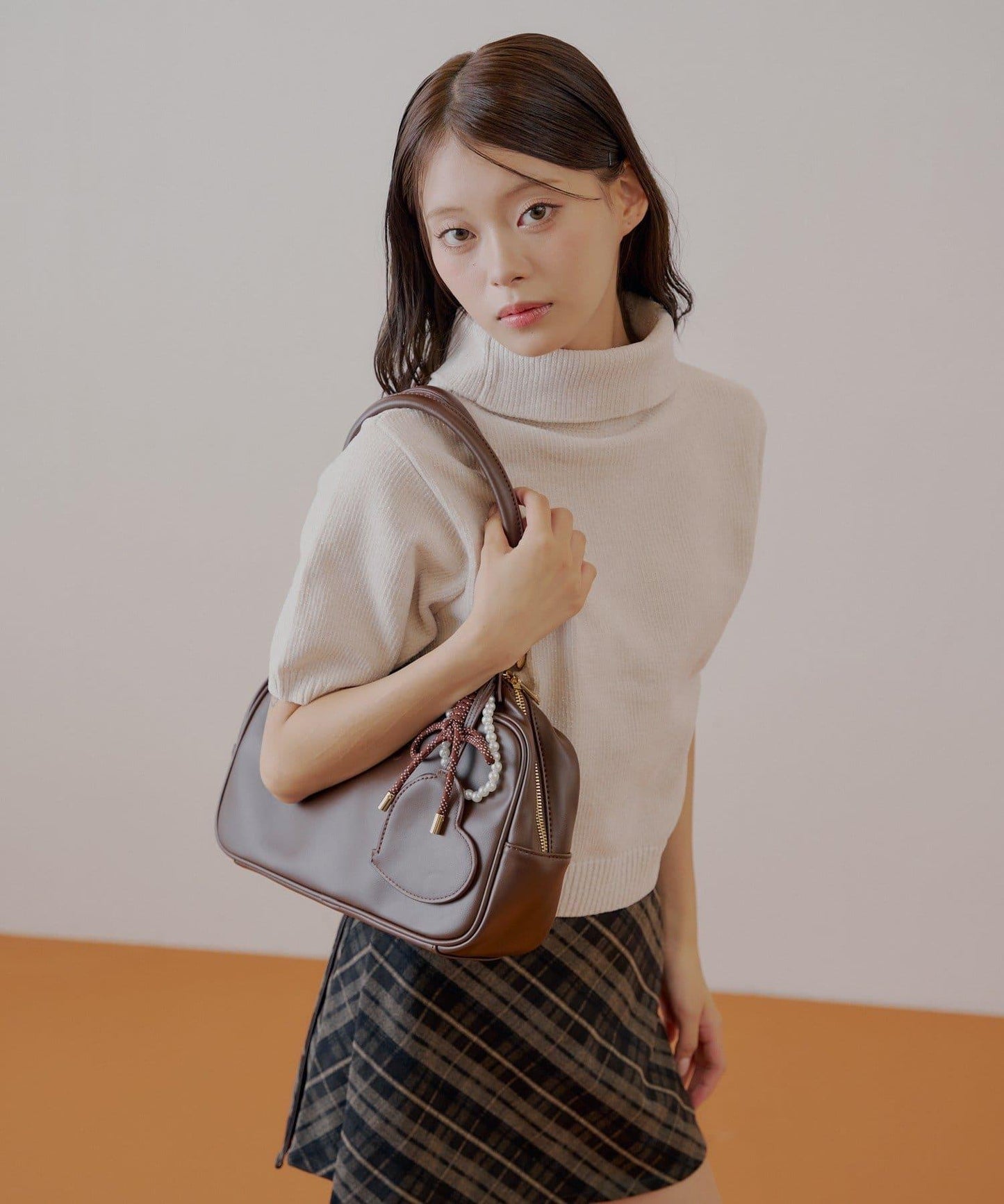 【Chico】亮絲天鵝絨高領短袖針織衫