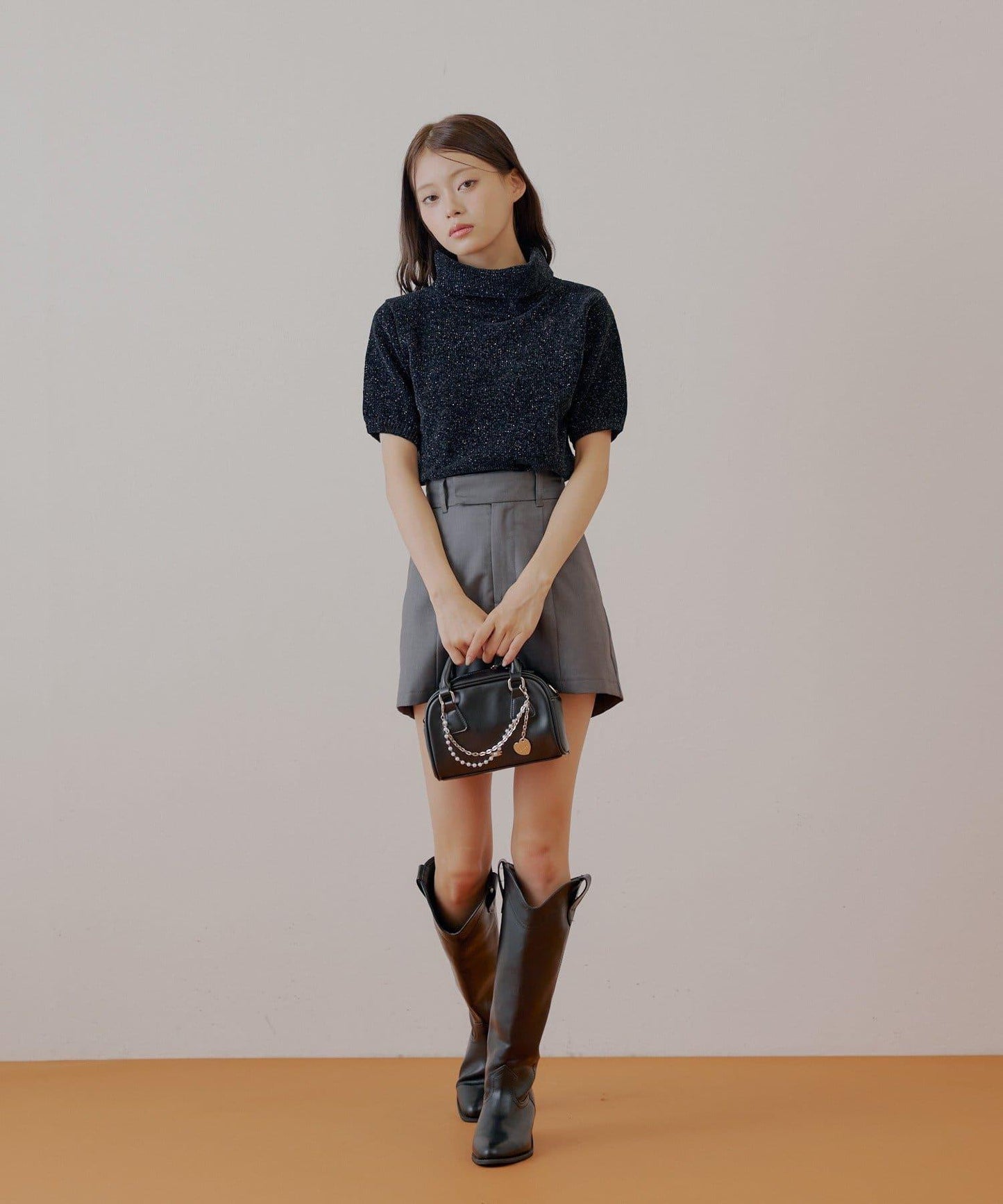 【Chico】亮絲天鵝絨高領短袖針織衫