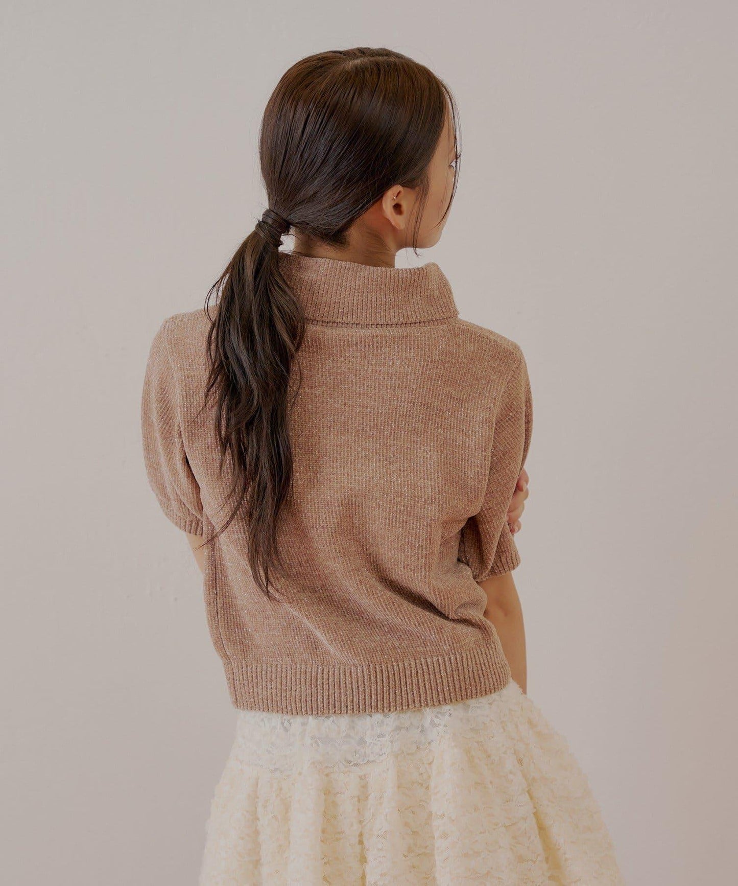 【Chico】亮絲天鵝絨高領短袖針織衫