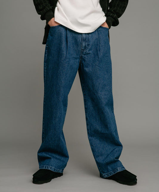 褶皺寬鬆牛仔褲