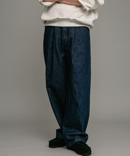 褶皺寬鬆牛仔褲